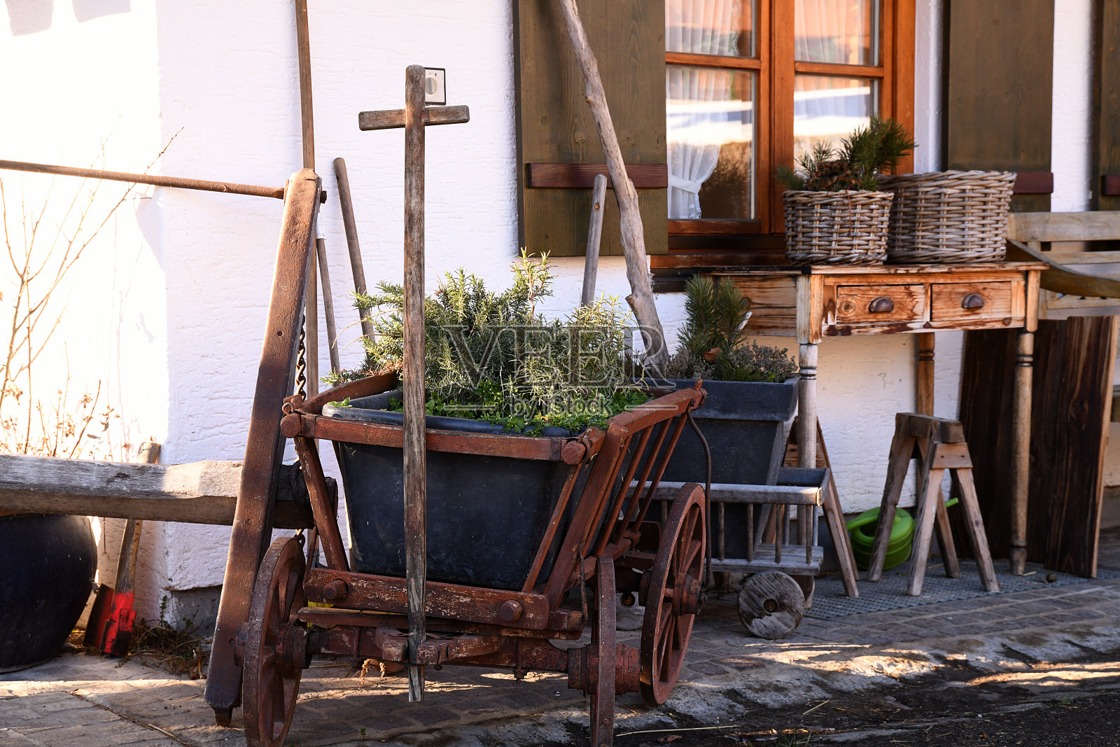照片展示了一辆旧木制手推车照片摄影图片
