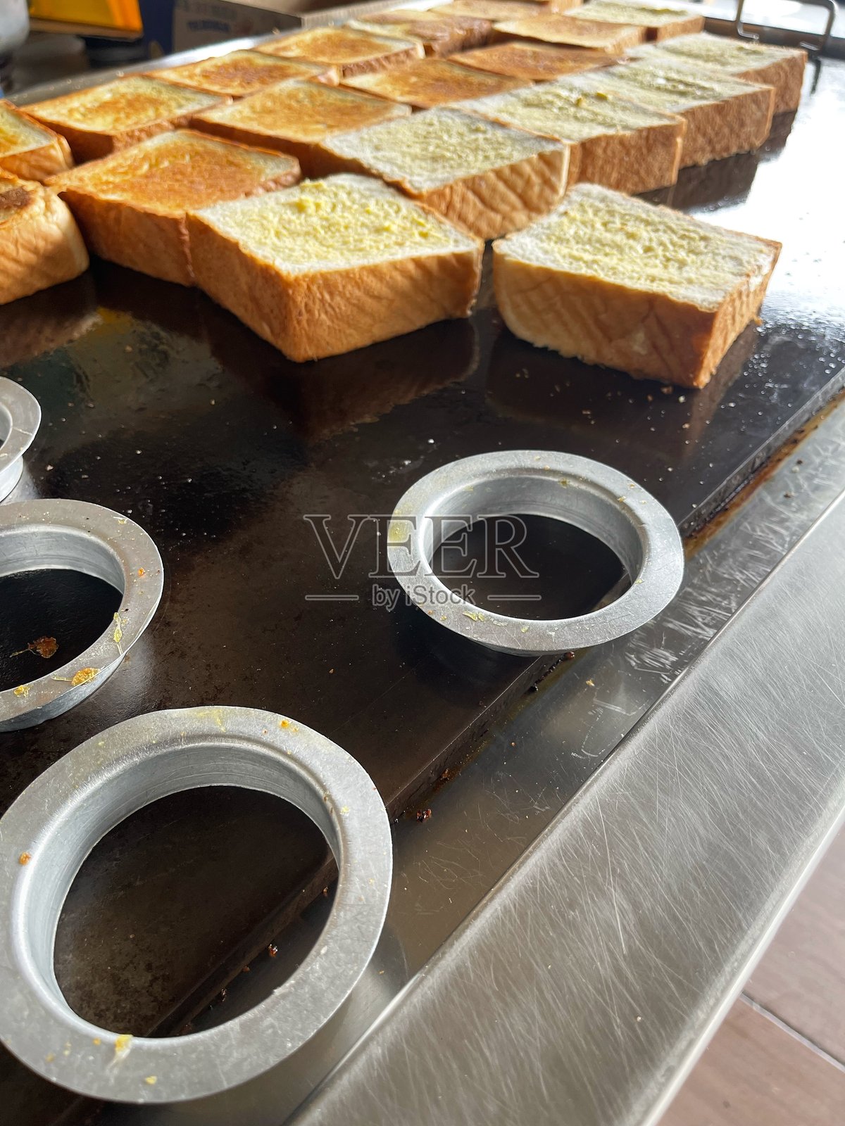 面包正在平底锅上烘烤。照片摄影图片