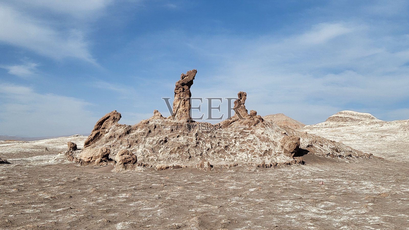独特的岩石形成，像三位玛利亚以不同姿势祈祷。照片摄影图片