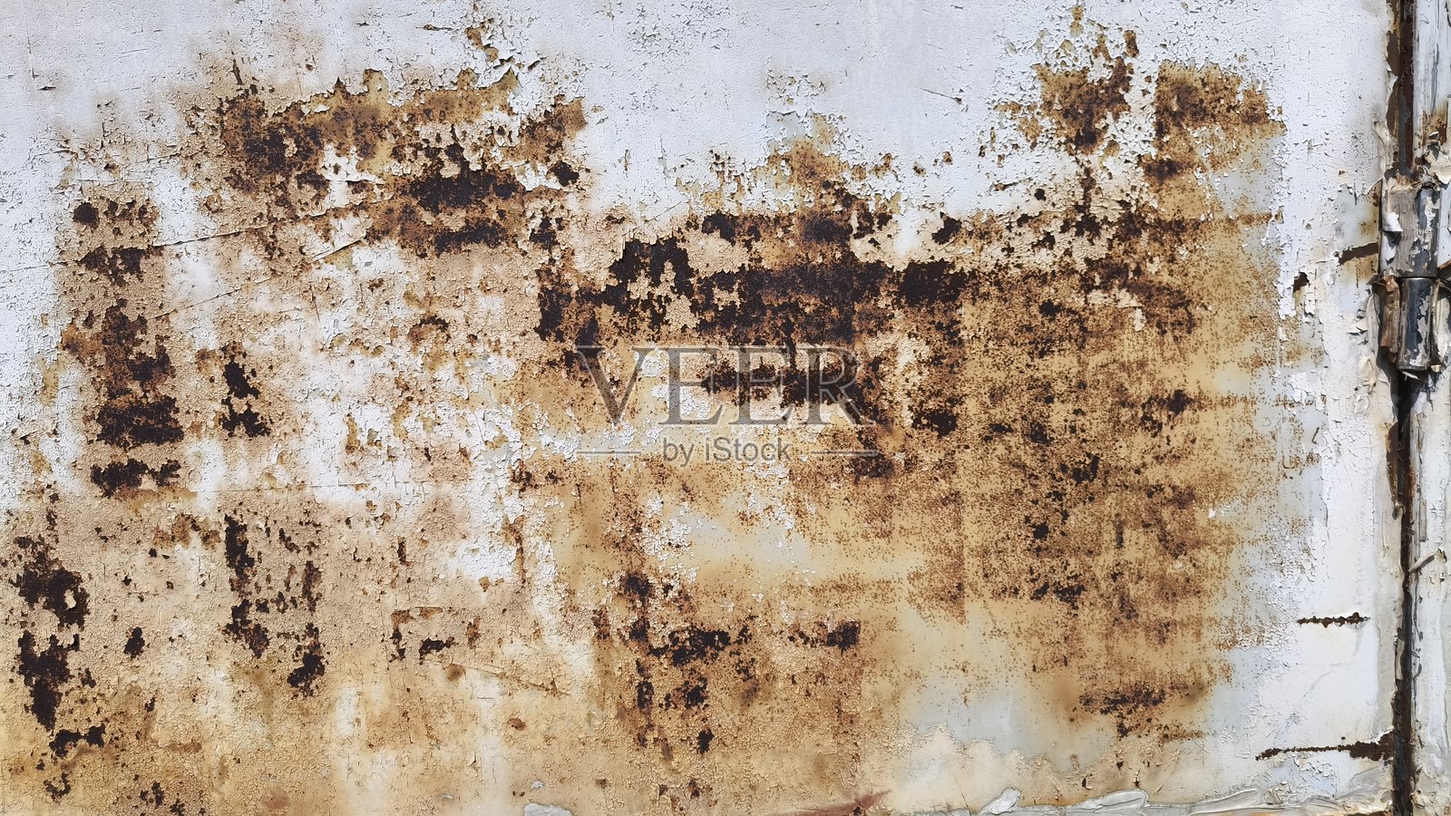 铁门上的锈迹作为背景。生锈的格栅上有剥落的旧油漆。生锈的金属纹理。照片摄影图片