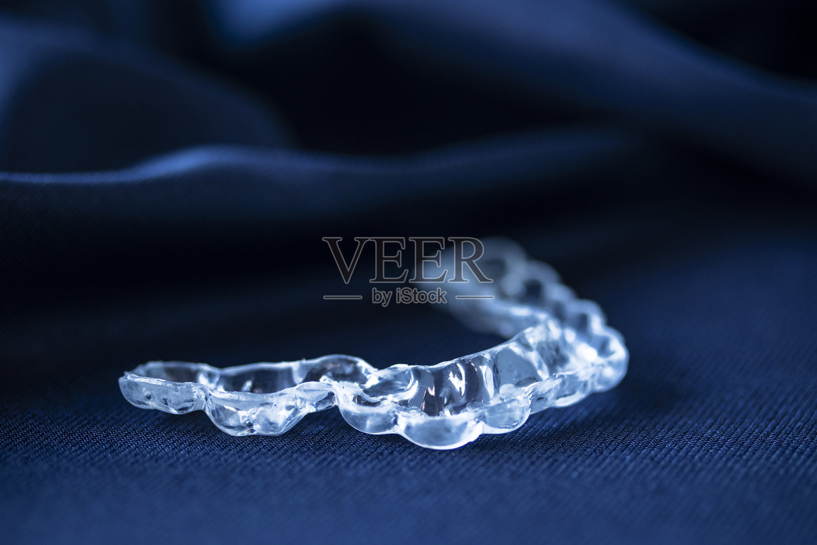 蓝色布背景下的口腔护理（口腔器具）照片摄影图片