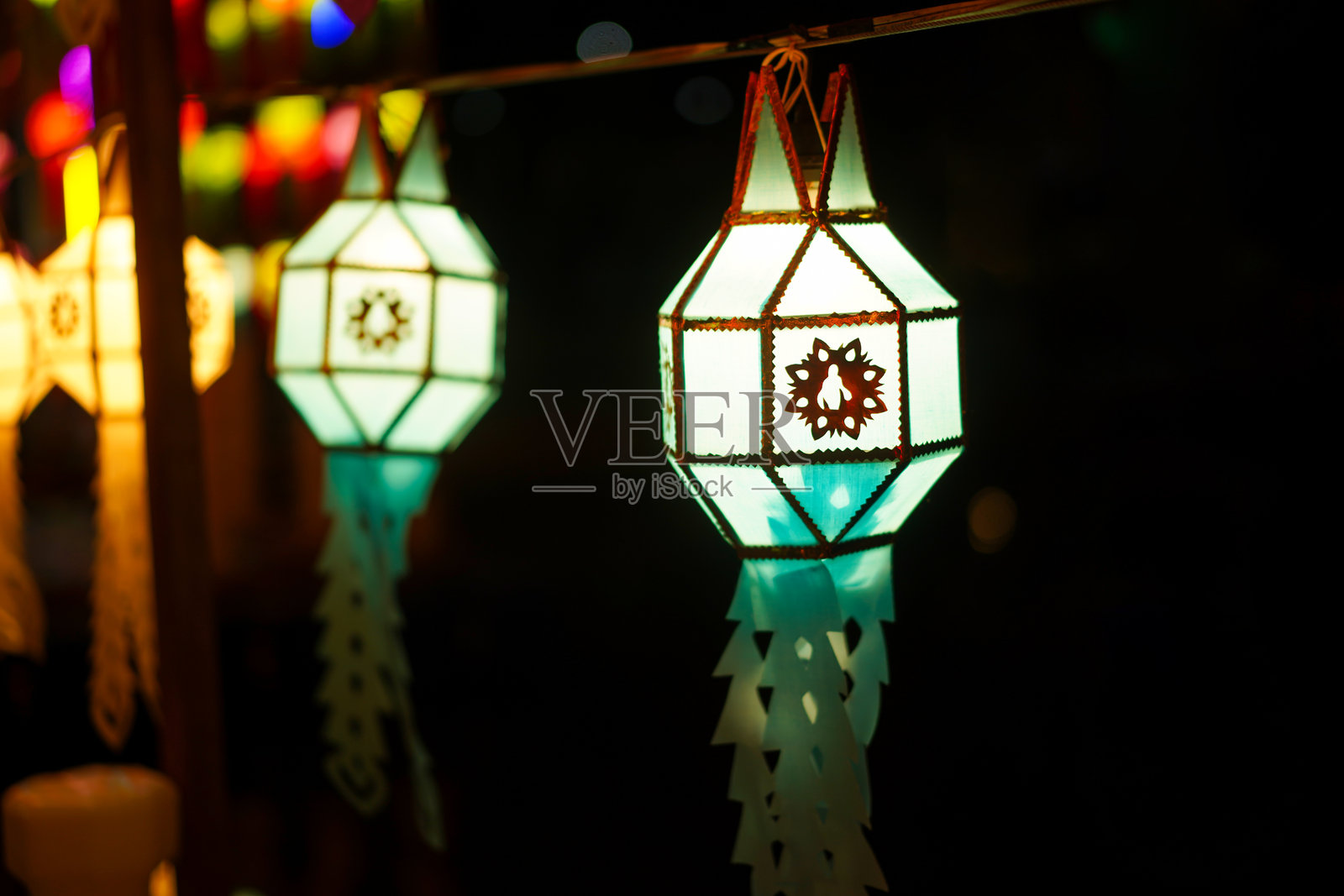 泰国清迈的水灯节（依彭节）夜晚，五彩斑斓的沙纸挂灯笼。特写，留有空白空间。照片摄影图片