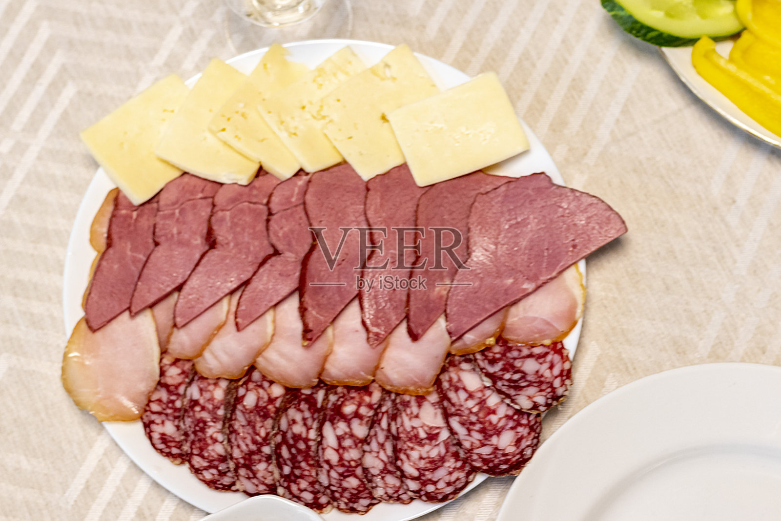 摆满各种切好的新鲜蔬菜、冷切肉、橄榄和沙拉的桌子。庆祝活动。照片摄影图片