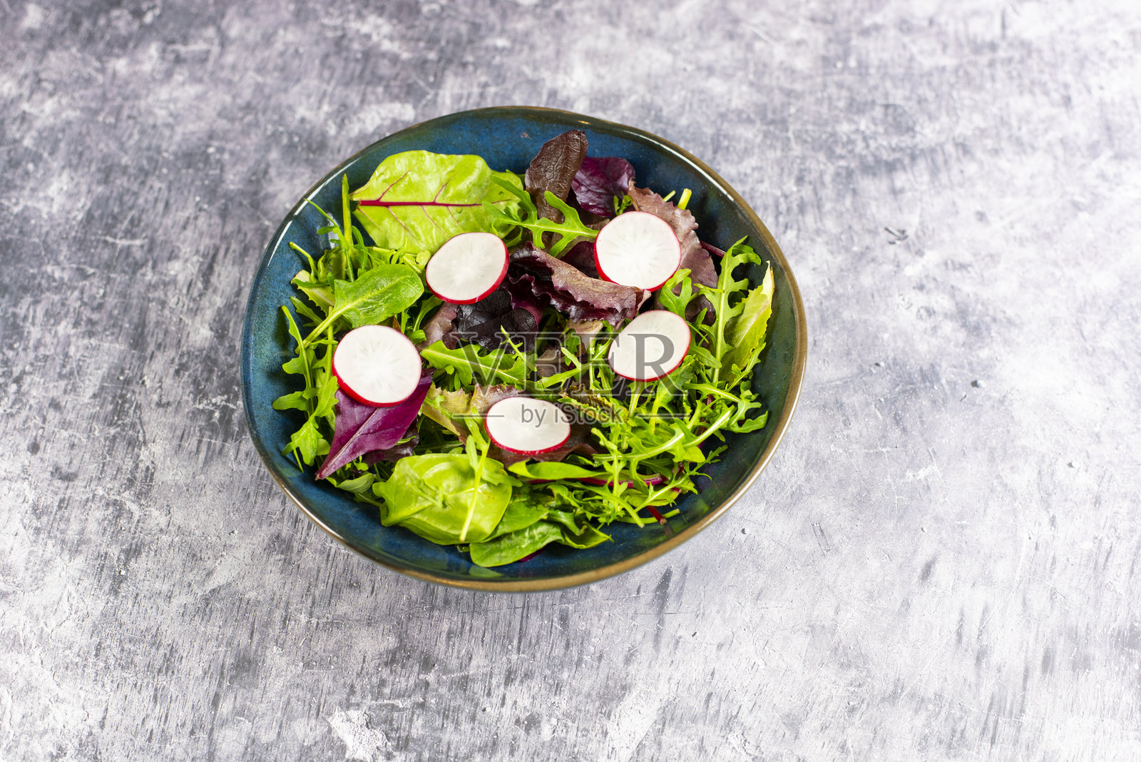 健康新鲜的绿色沙拉盘照片摄影图片