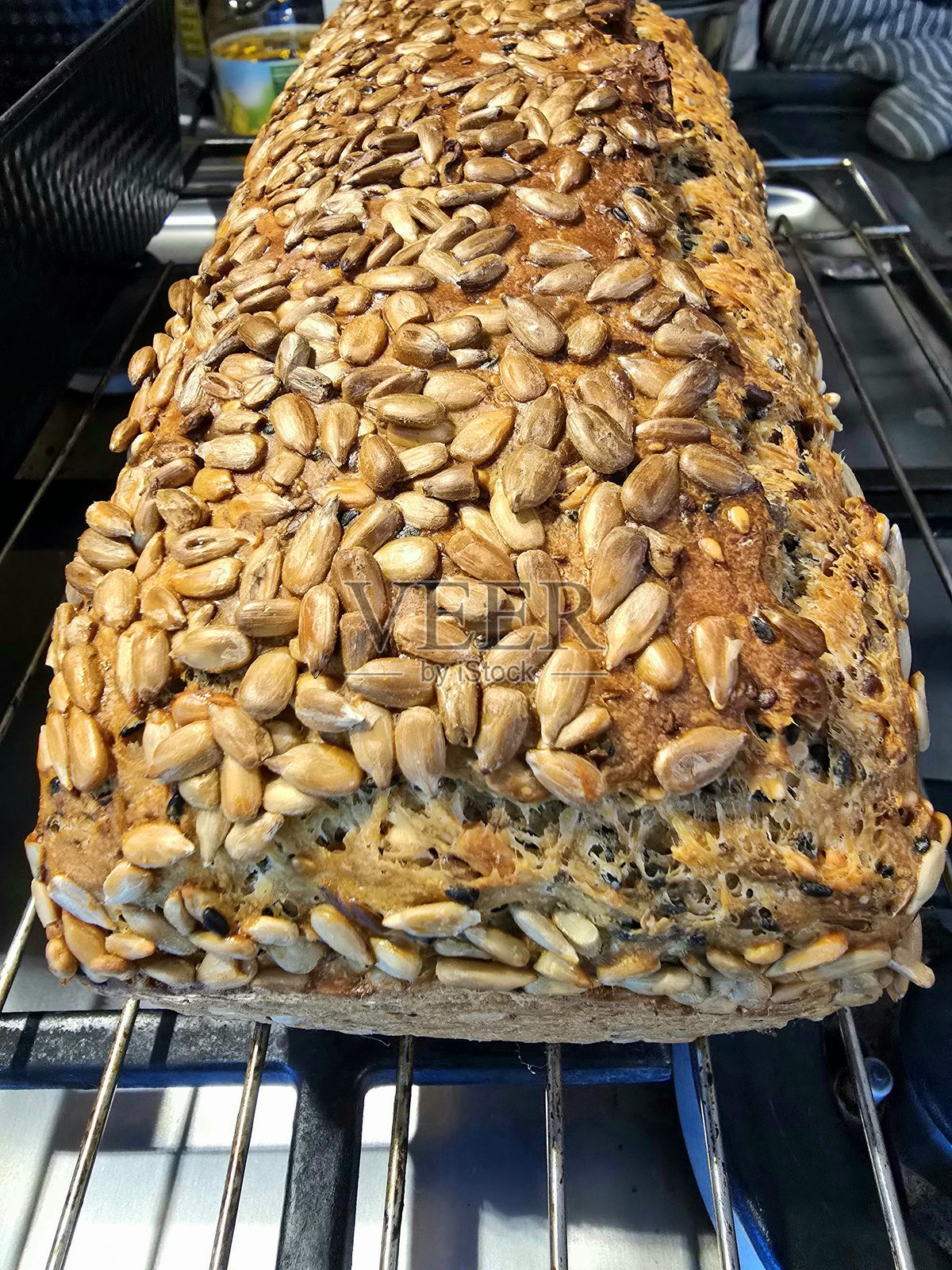 新鲜出炉的面包照片。照片摄影图片