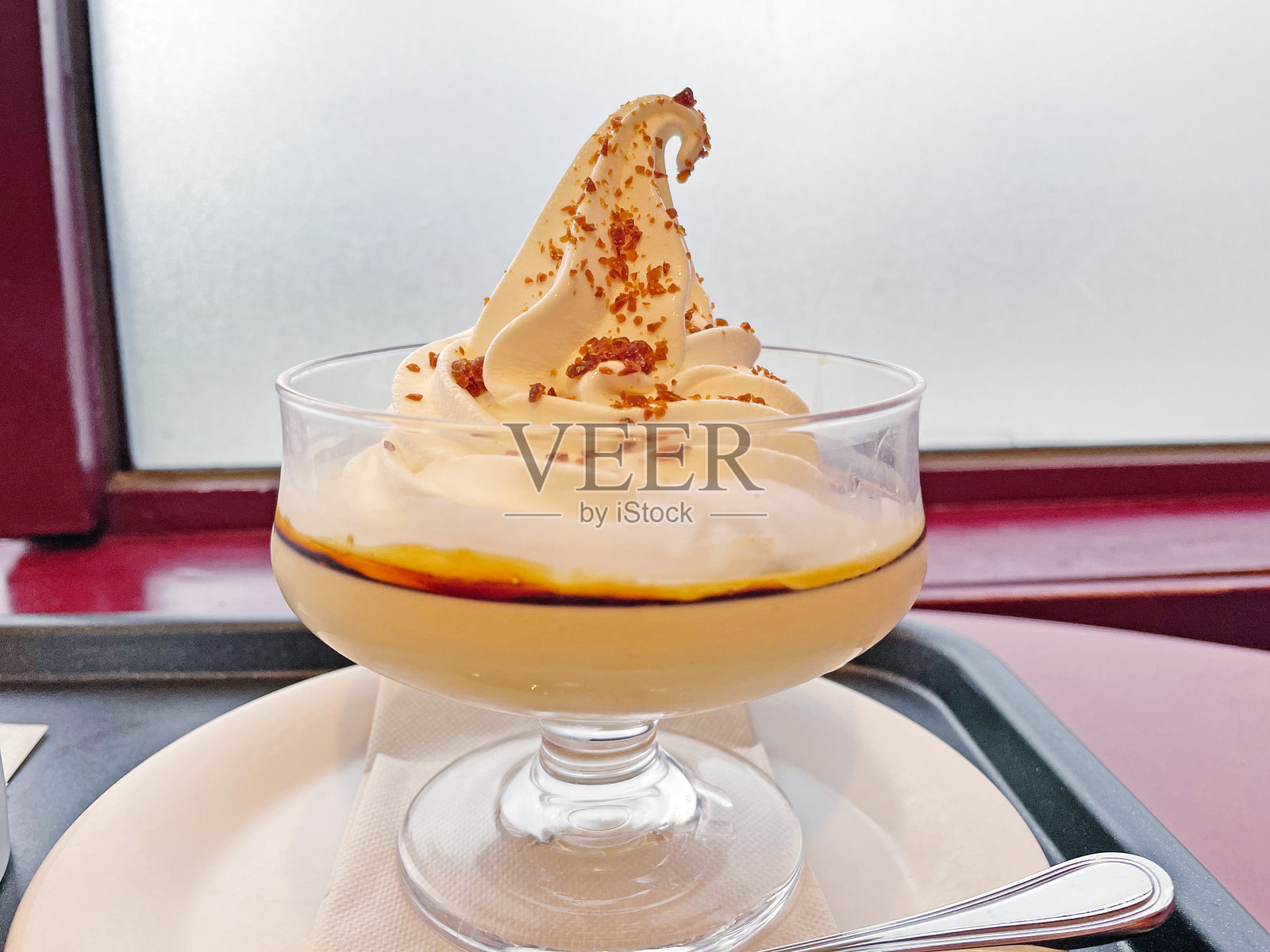 布丁配软冰淇淋照片摄影图片