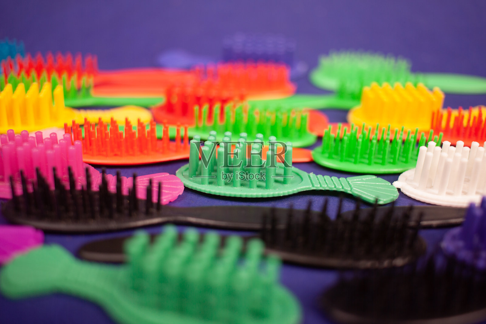 五彩缤纷的梳子照片摄影图片