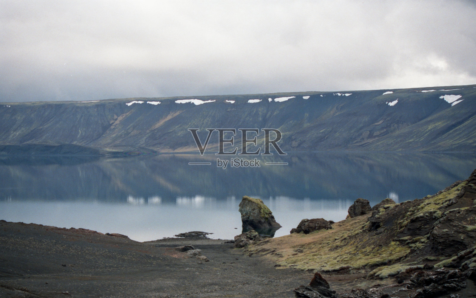 冰岛湖泊的倒影与戏剧性的天空照片摄影图片