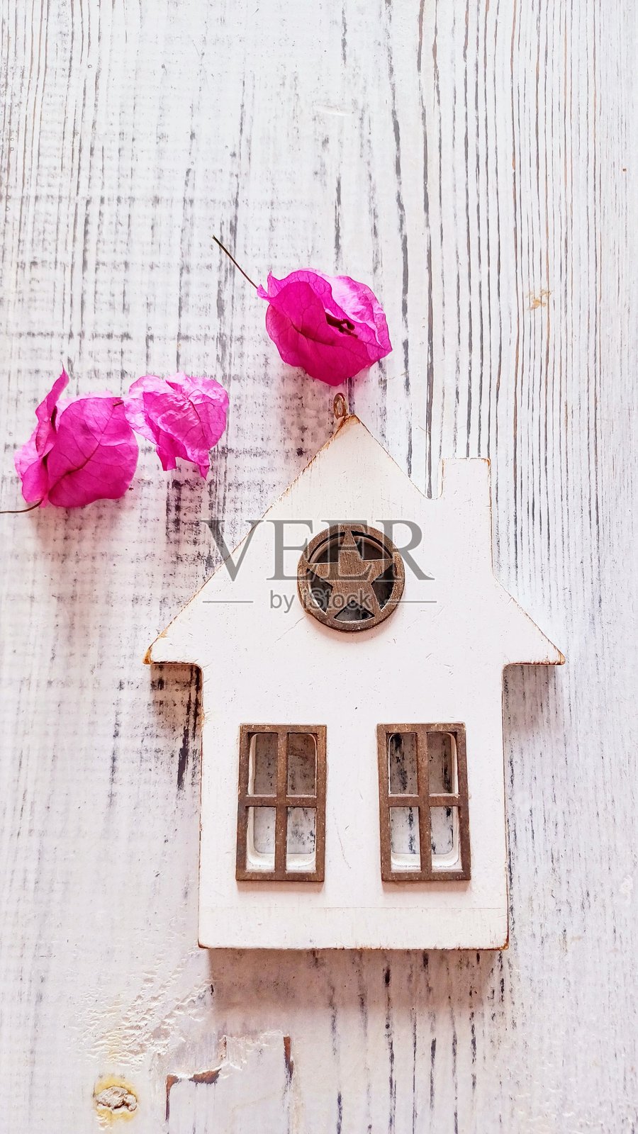 白色木质背景上的木屋玩具。房地产概念，新家概念，金融贷款业务概念。照片摄影图片