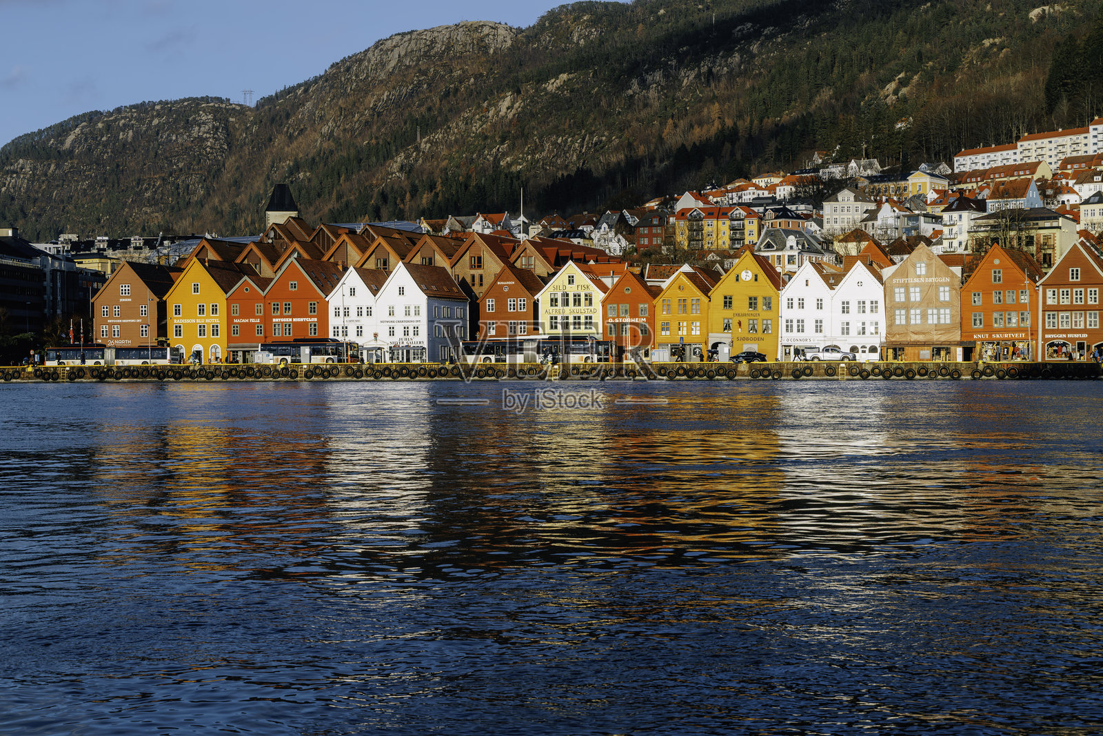 挪威卑尔根布吕根码头的彩色木屋照片摄影图片