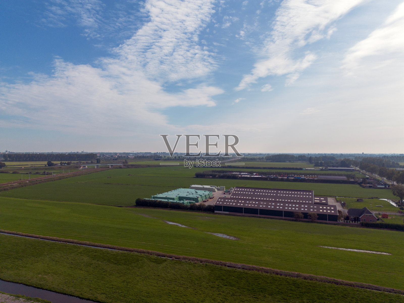 低地Zuidplaspolder将建设一个新村,包含8000套住房、一片森林和两个商业区,位于古达和鹿特丹之间。照片摄影图片