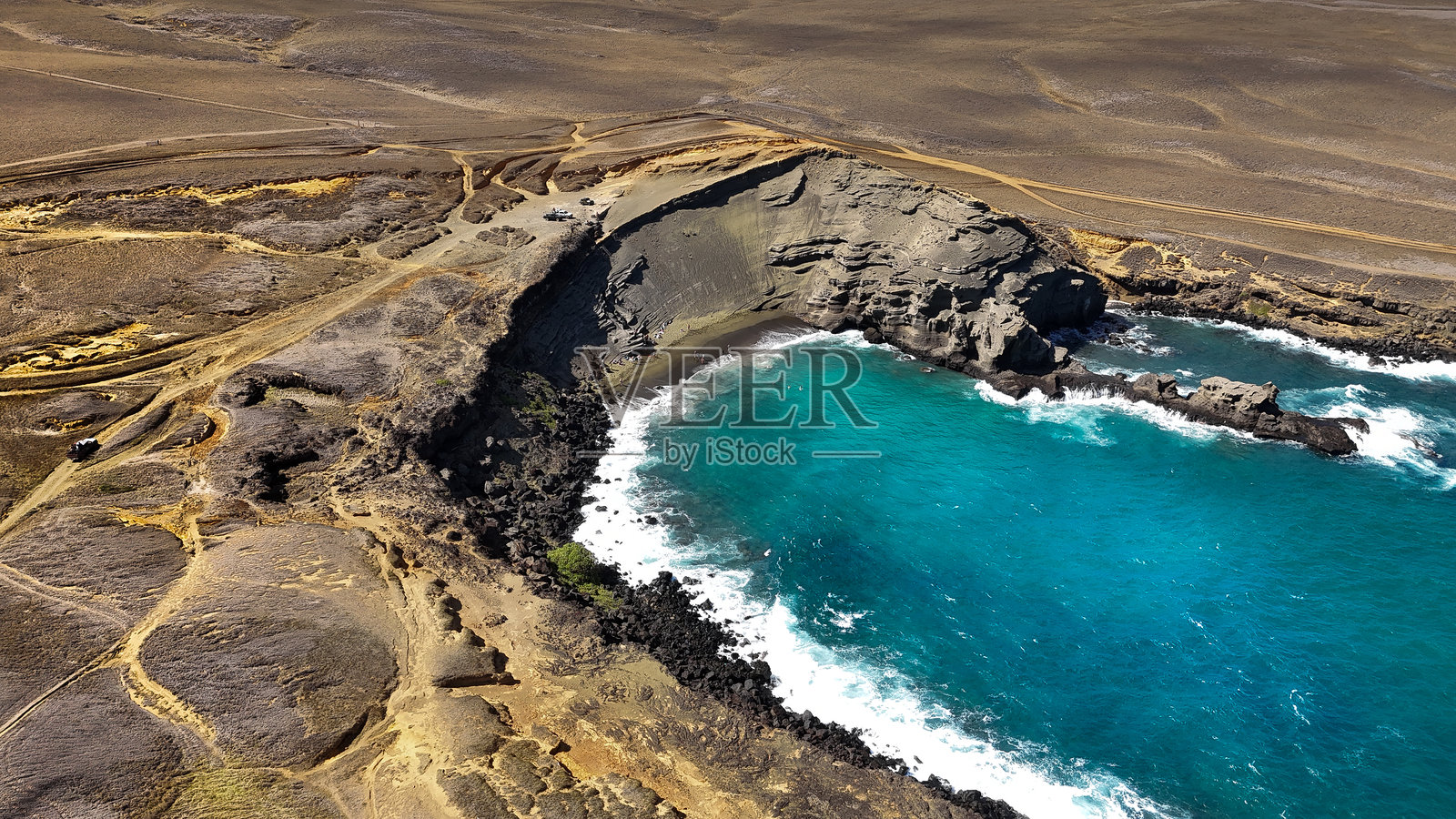 夏威夷大岛南点公园的帕帕科利亚绿沙滩鸟瞰图照片摄影图片