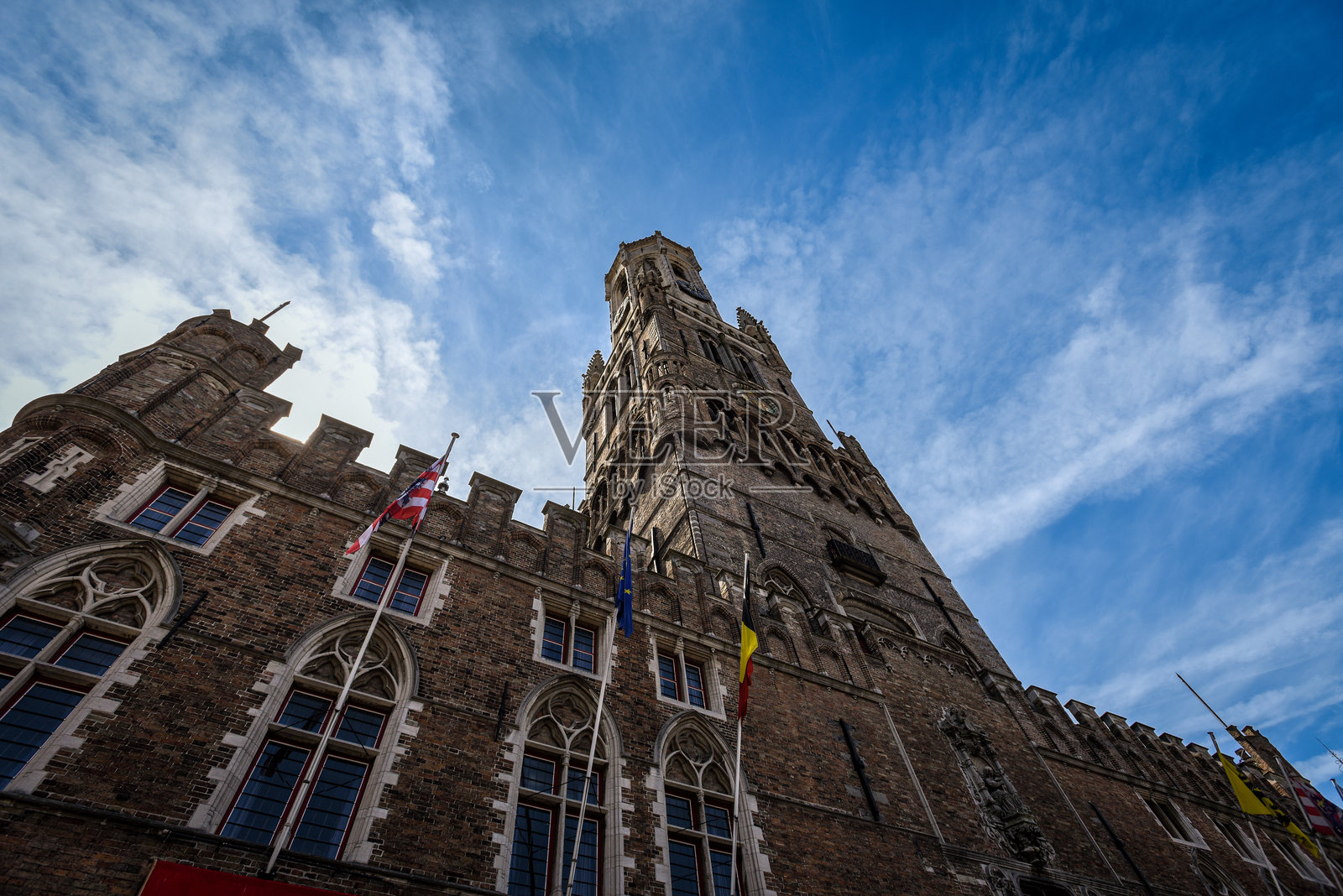 布鲁日钟楼在夏日天空下的低角度视图 - 比利时布鲁日照片摄影图片