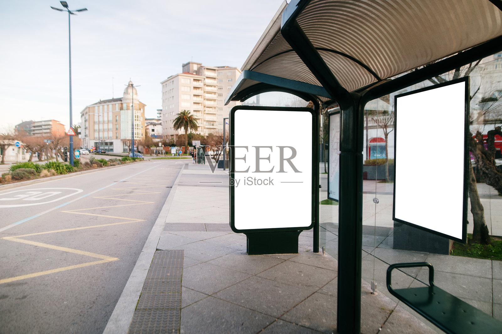 公交车站与空白广告牌照片摄影图片