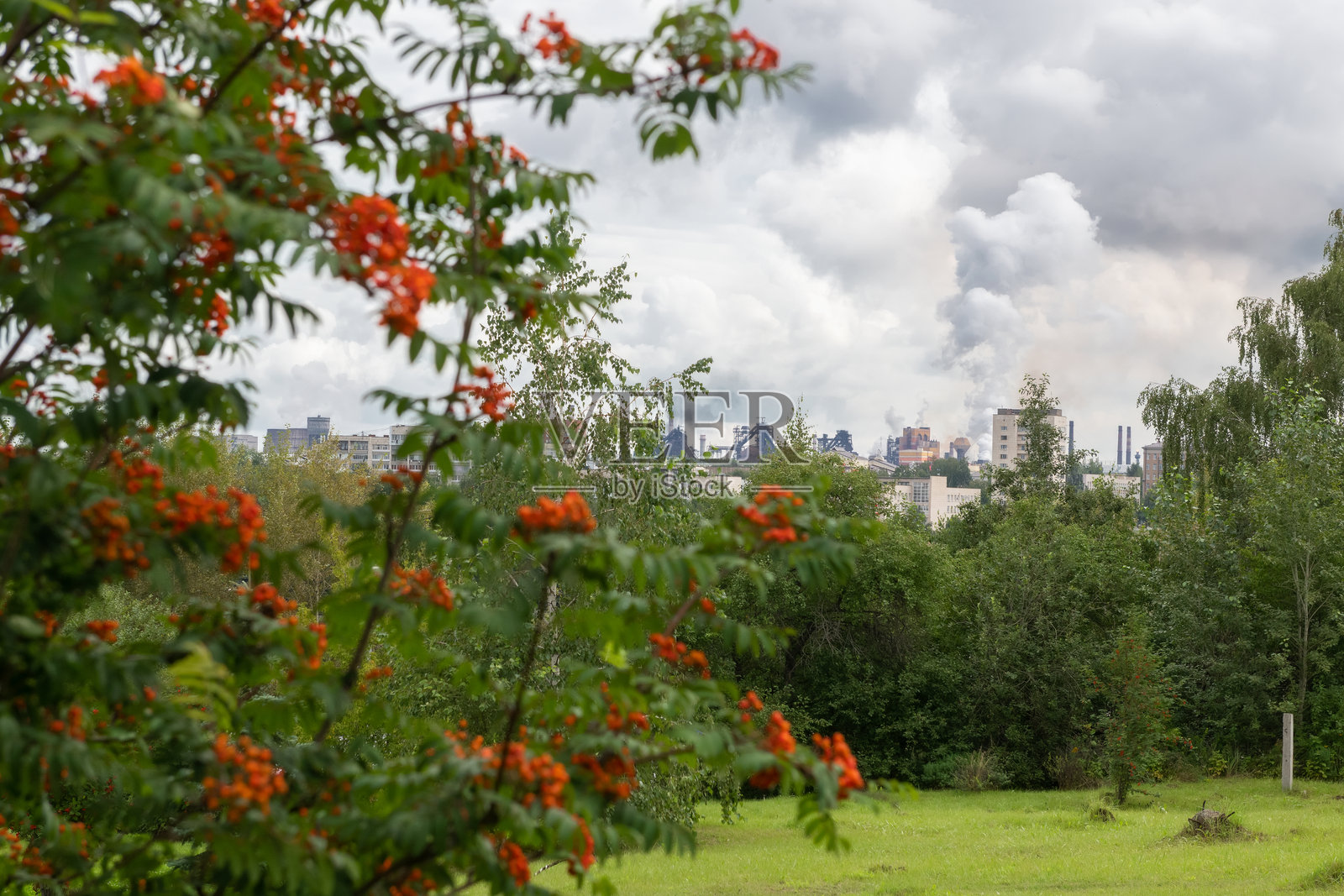 俄罗斯下塔吉尔。狐狸山坡上的城市景观。下塔吉尔是中乌拉尔的工业中心，是斯维尔德洛夫斯克州仅次于叶卡捷琳堡的第二大城市。照片摄影图片