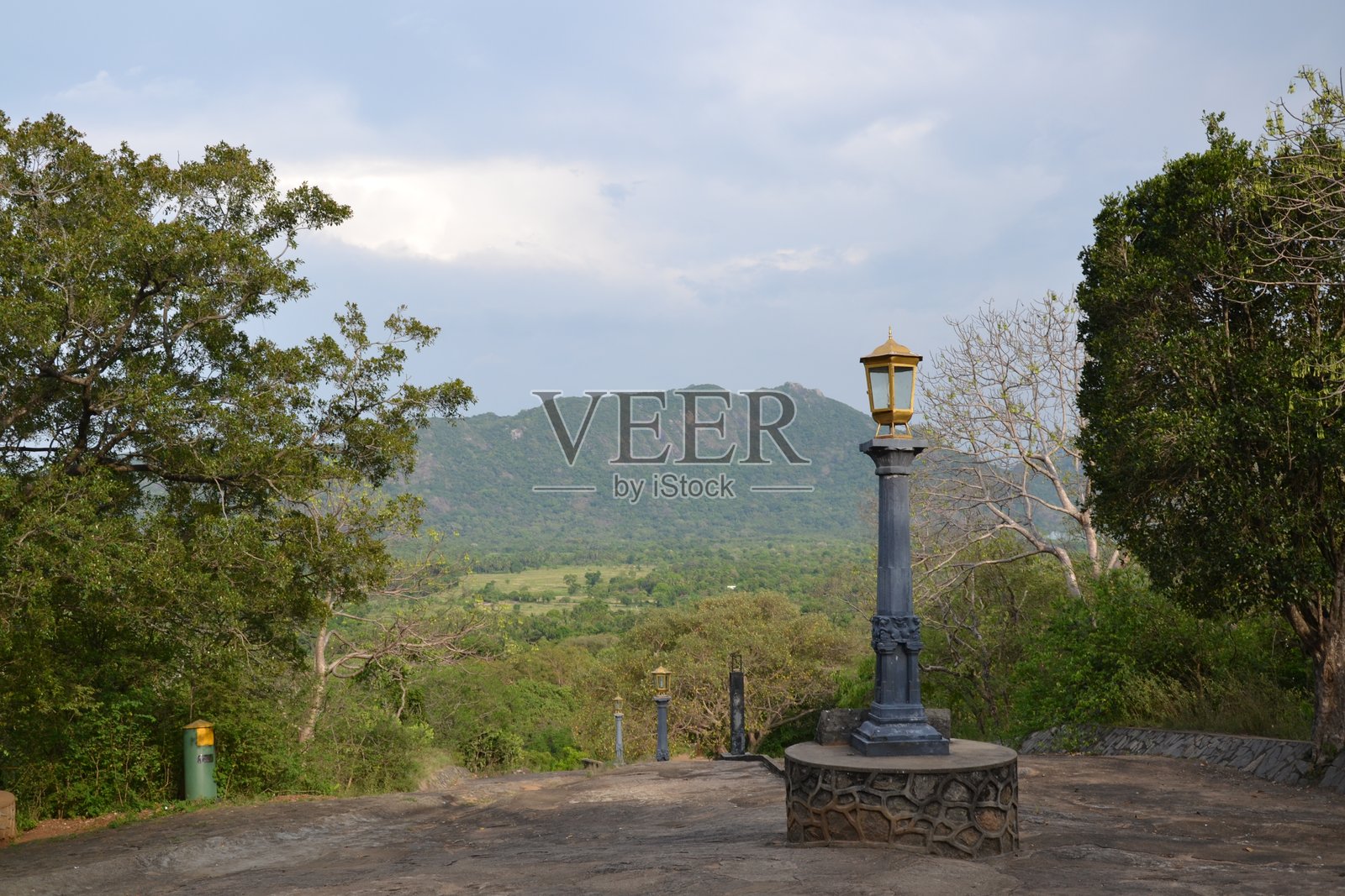 斯里兰卡丹布拉寺顶的灯柱和景观照片摄影图片