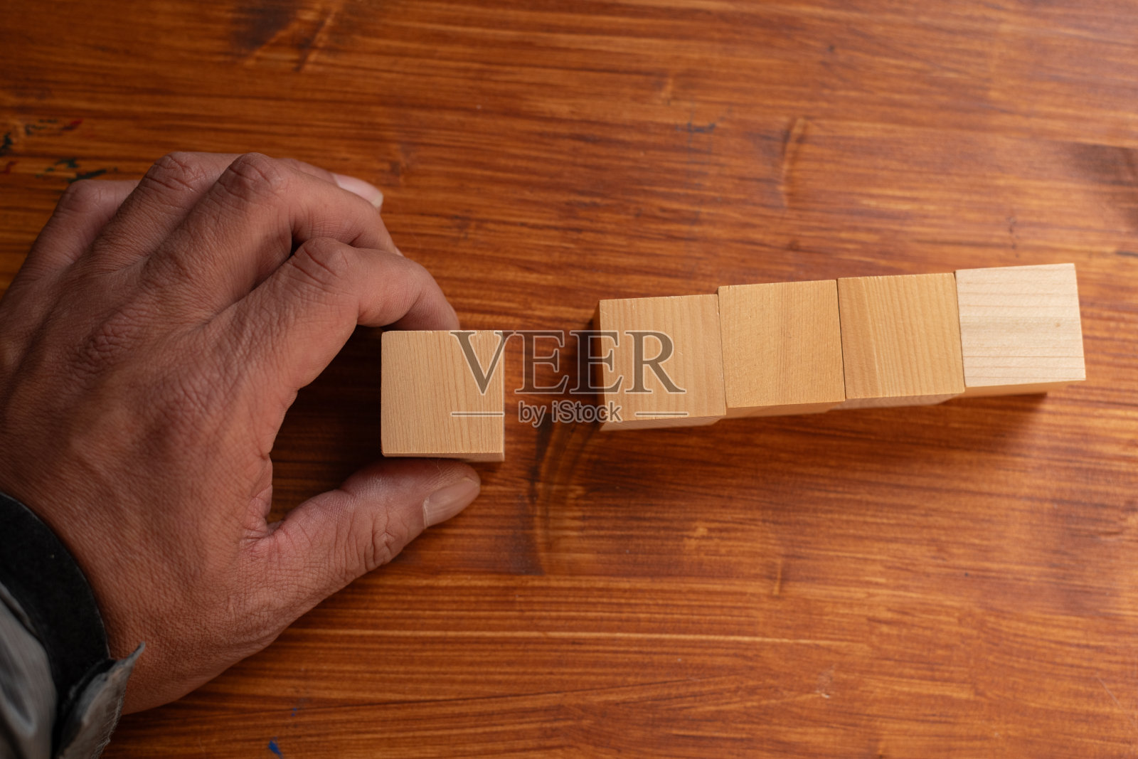 一个人拿着一个木块照片摄影图片