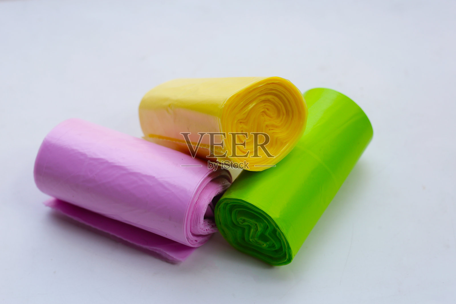 五颜六色的垃圾袋放在瓷砖地板上照片摄影图片