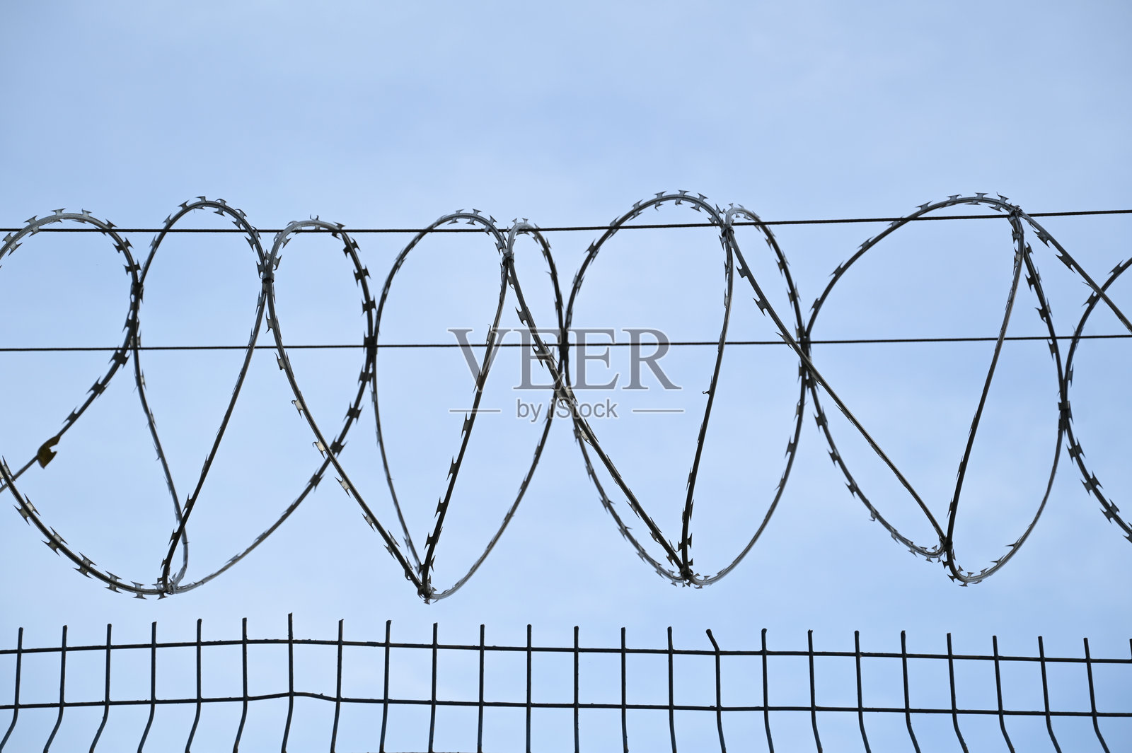 带刺铁丝的围栏照片摄影图片