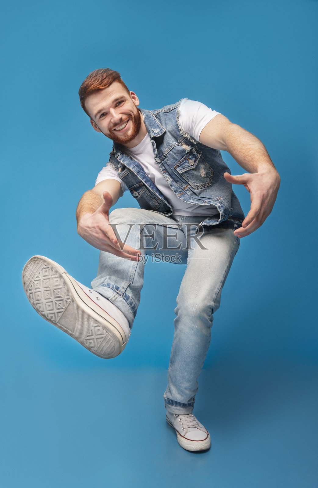 搞笑的家伙在空地上玩耍和嬉闹照片摄影图片