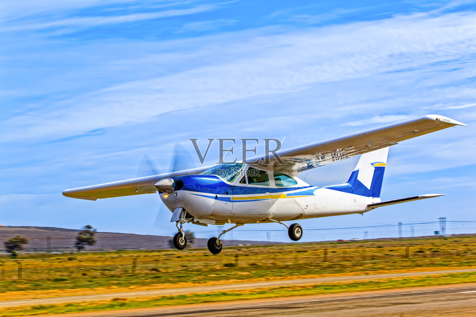 流线型蓝白色飞机起飞照片摄影图片