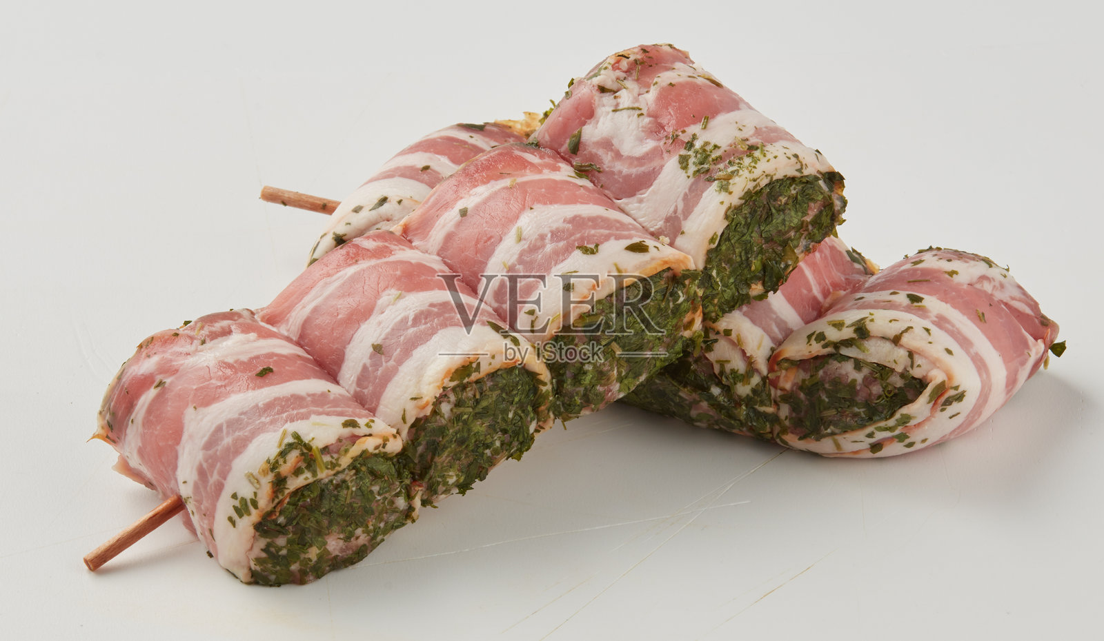 新鲜的五花肉串在自然背景中，带有抠图路径照片摄影图片