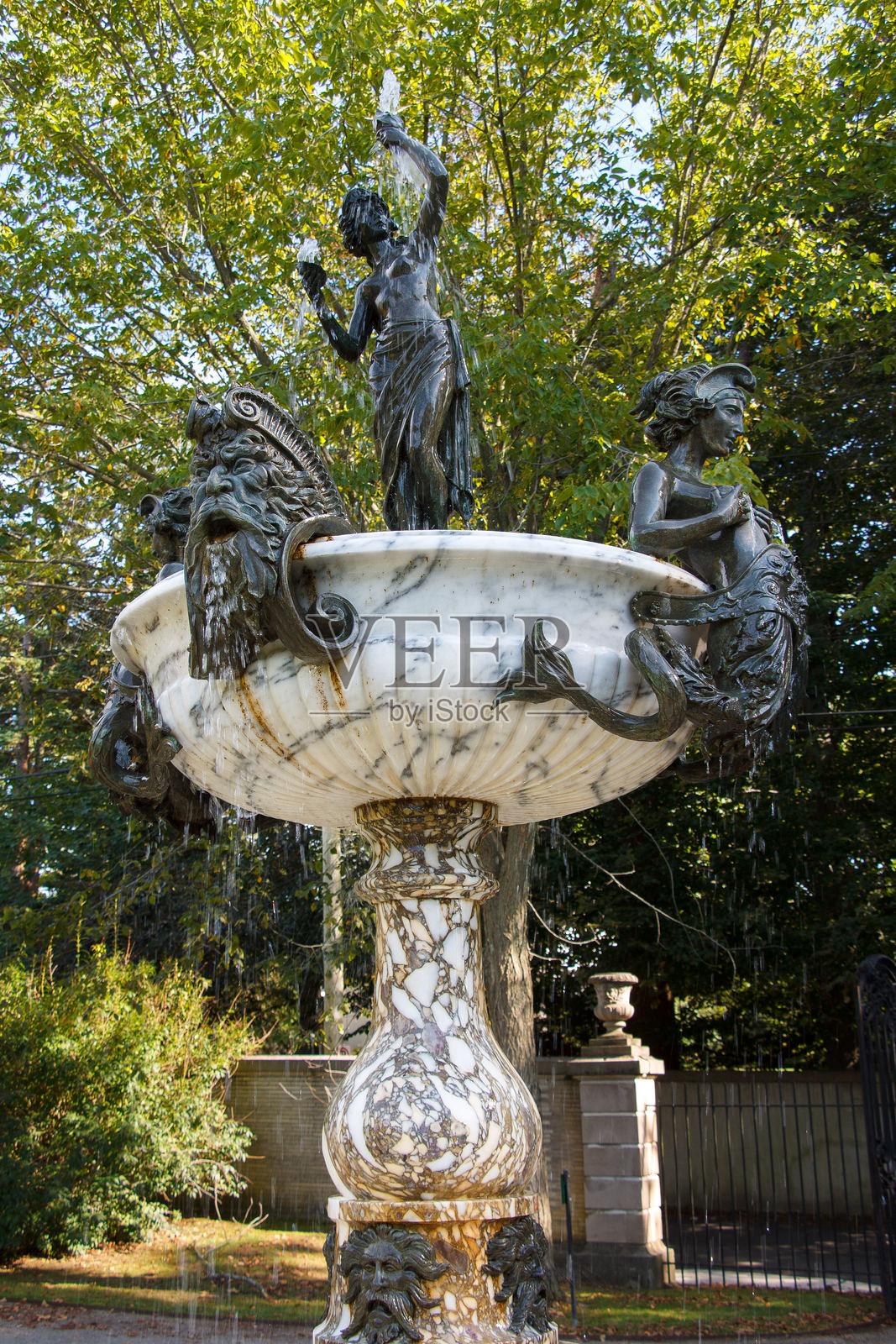 罗德岛纽波特贝尔维尤大道的埃尔姆斯金色时代历史豪宅花园中的喷泉照片摄影图片