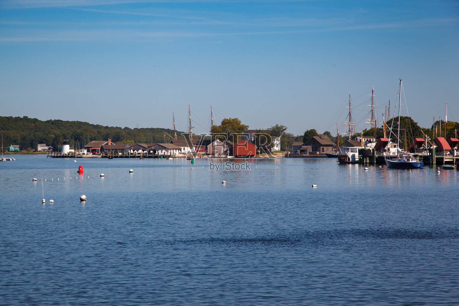 神秘海港的风景，帆船和历史悠久的木屋，康涅狄格州，美国照片摄影图片