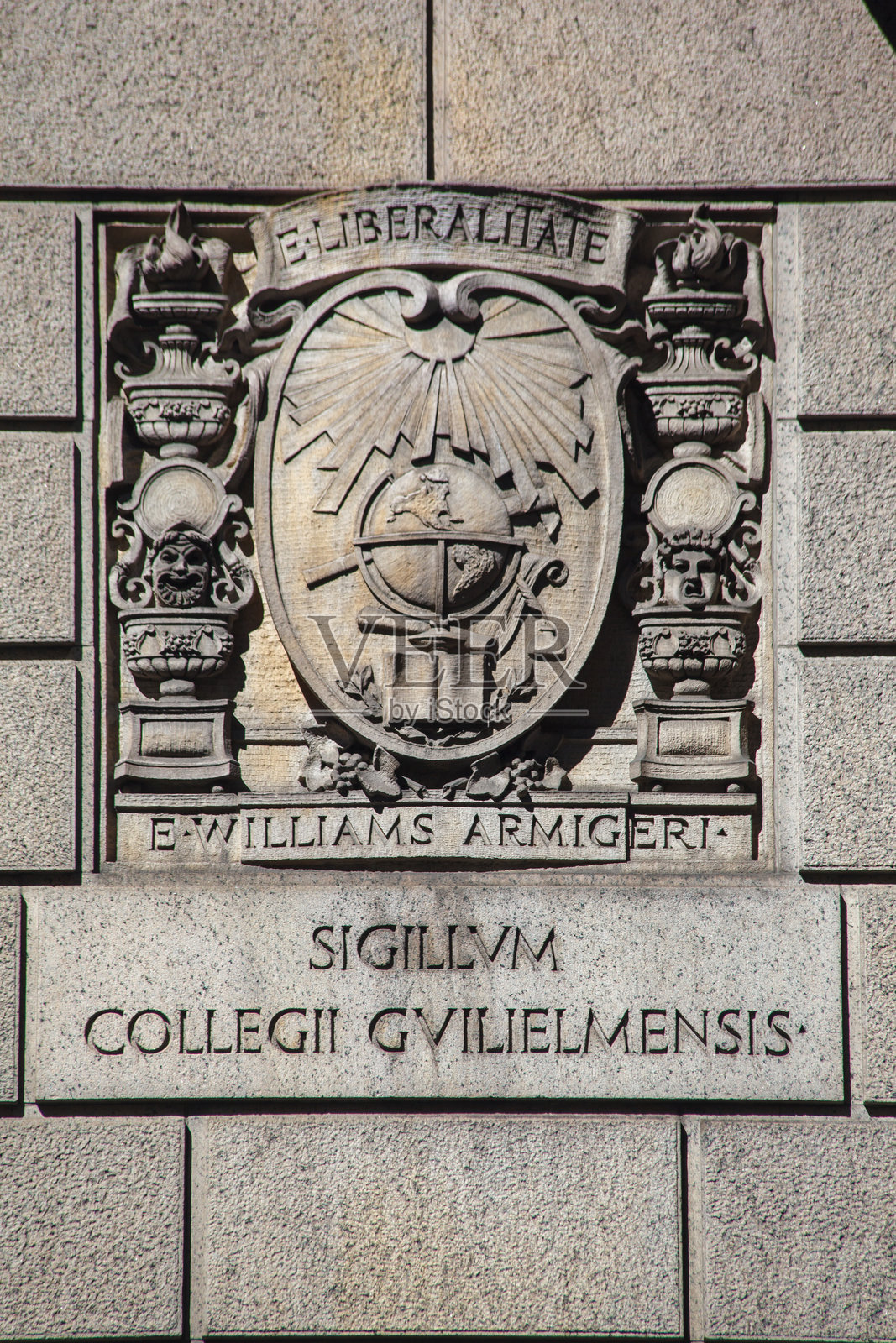 纽约市中城曼哈顿纽约大学俱乐部外墙上的联合大学印章照片摄影图片