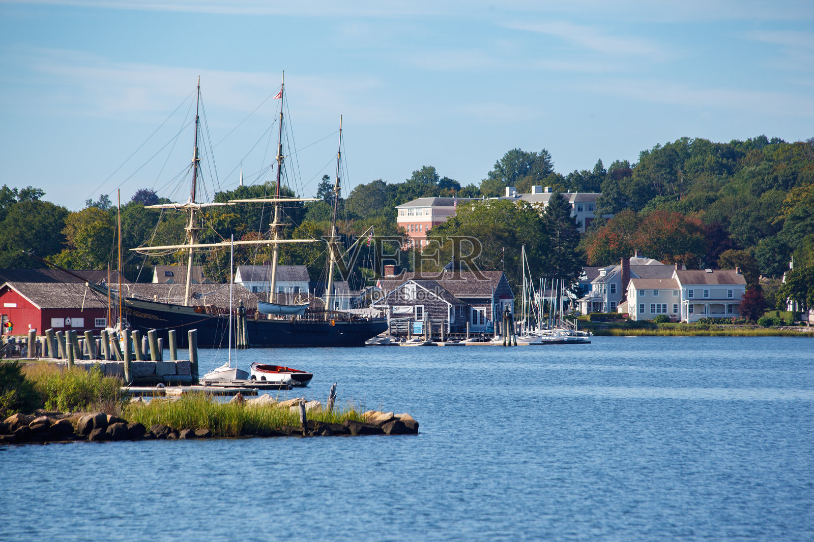 神秘海港的风景，帆船和历史悠久的木屋，康涅狄格州，美国照片摄影图片