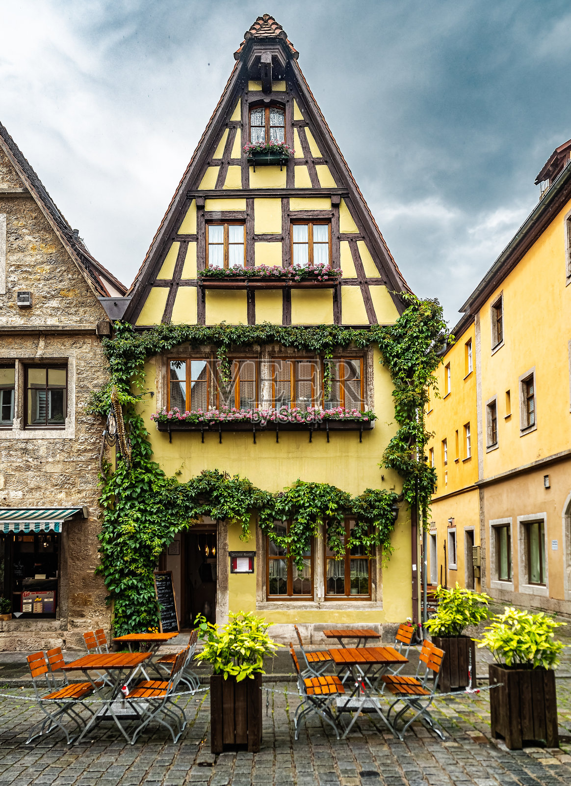 风景如画的中世纪城市街道，色彩斑斓的历史半木结构房屋和舒适的咖啡馆，德国罗滕堡照片摄影图片