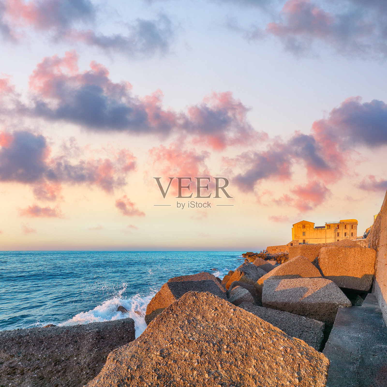 美丽的切法卢城市风景。地中海的热门旅游目的地。照片摄影图片