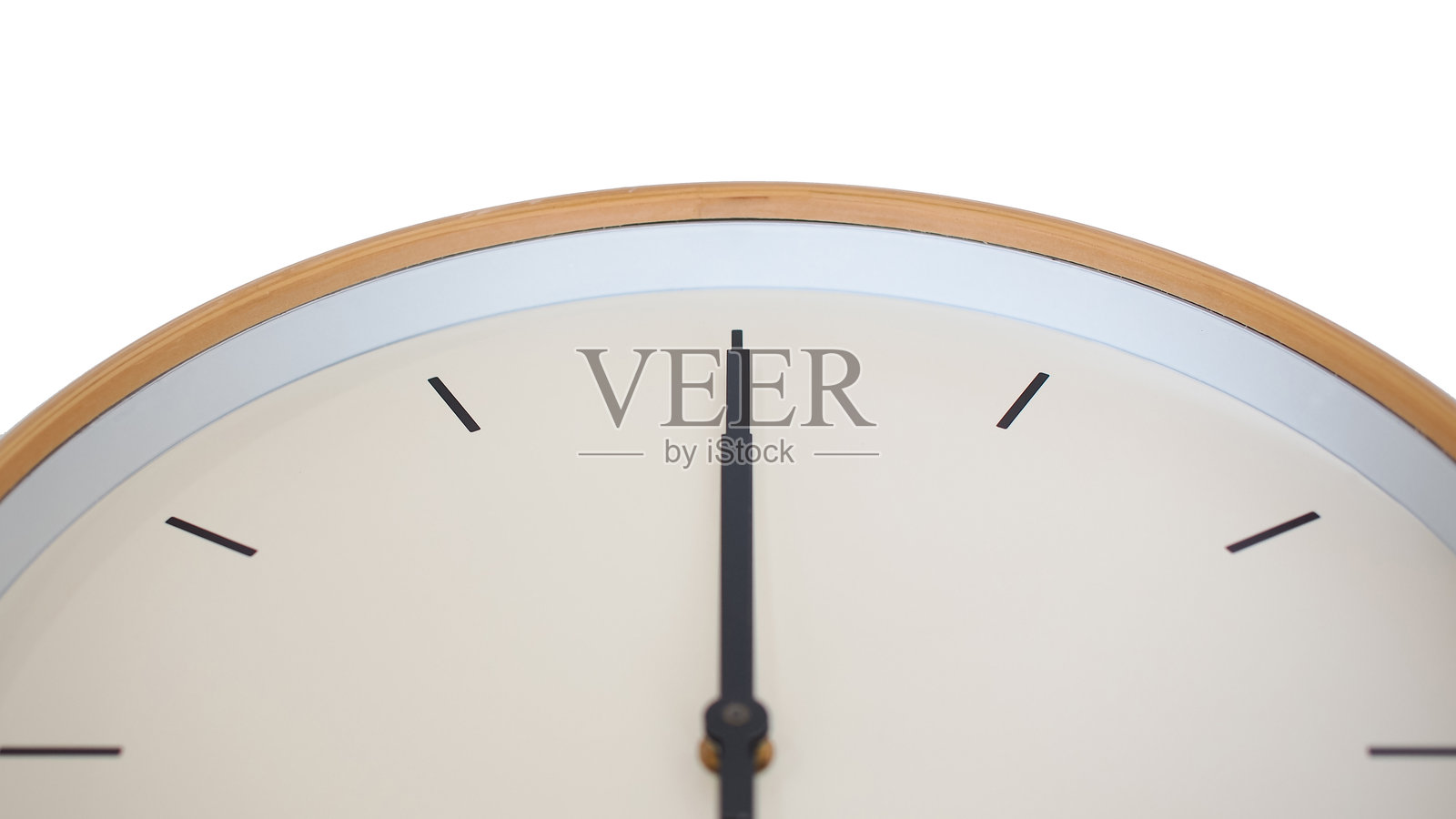 一款极简主义时钟，配有浅色木框、简单的黑色指针，且没有数字，体现了简洁现代的设计。照片摄影图片