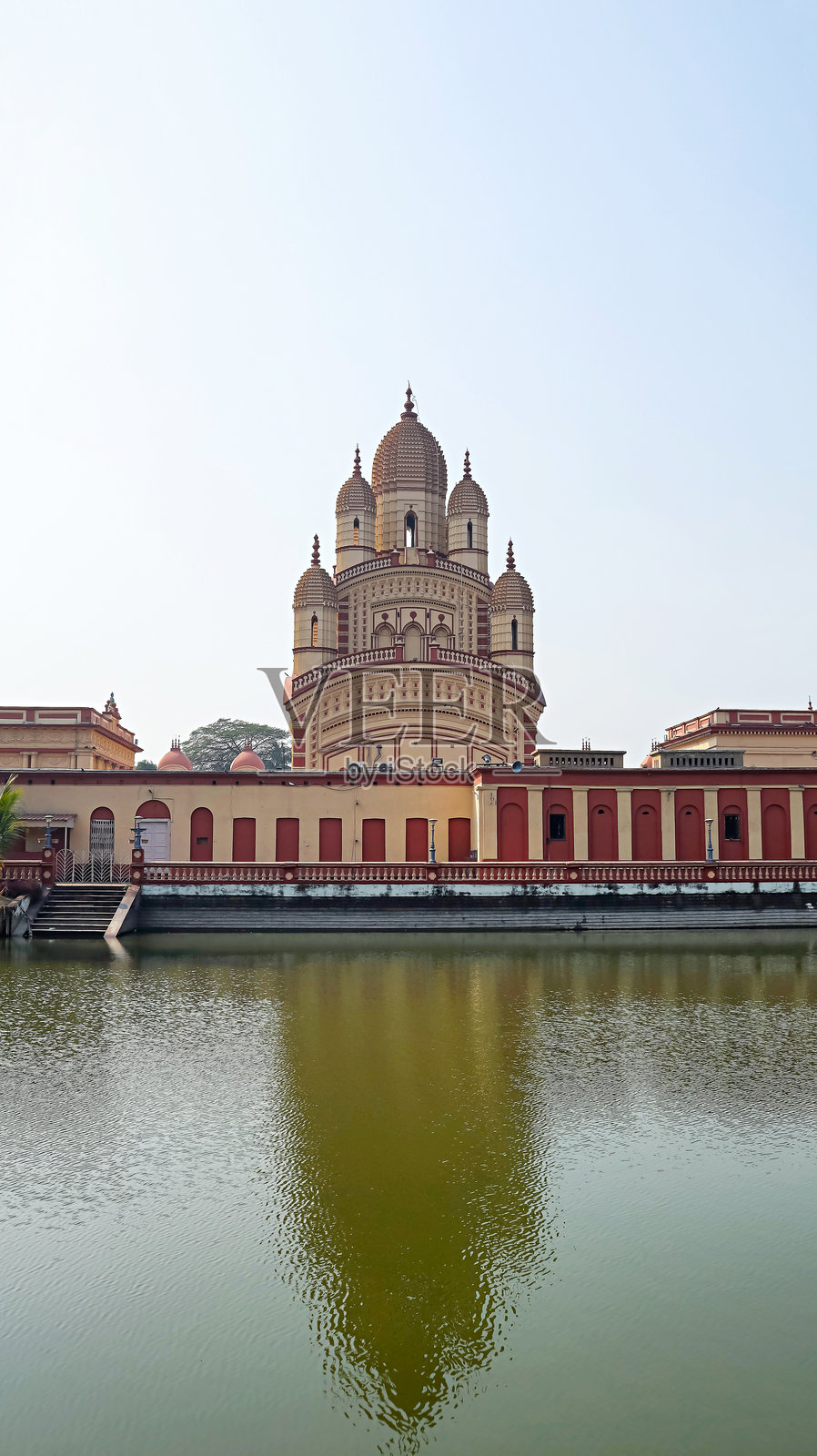美丽的克里希纳·赖寺的陶土正面，由马利克兄弟于1786年建造，位于印度西孟加拉邦巴拉克普尔的卡利亚尼。照片摄影图片