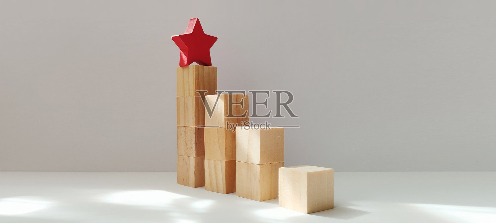 构建成功的创意积木堆叠挑战，极简工作室概念艺术，明亮的环境，激励人心的视野照片摄影图片