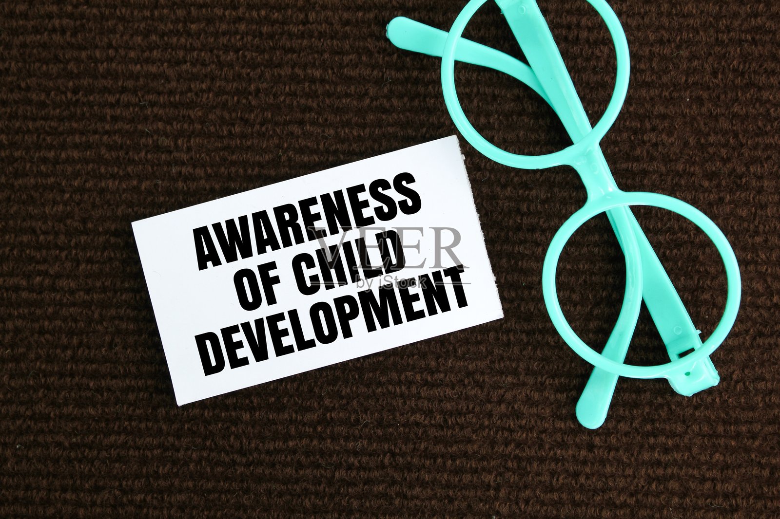 眼镜和写有“儿童发展意识”的白纸。儿童简单性的概念照片摄影图片