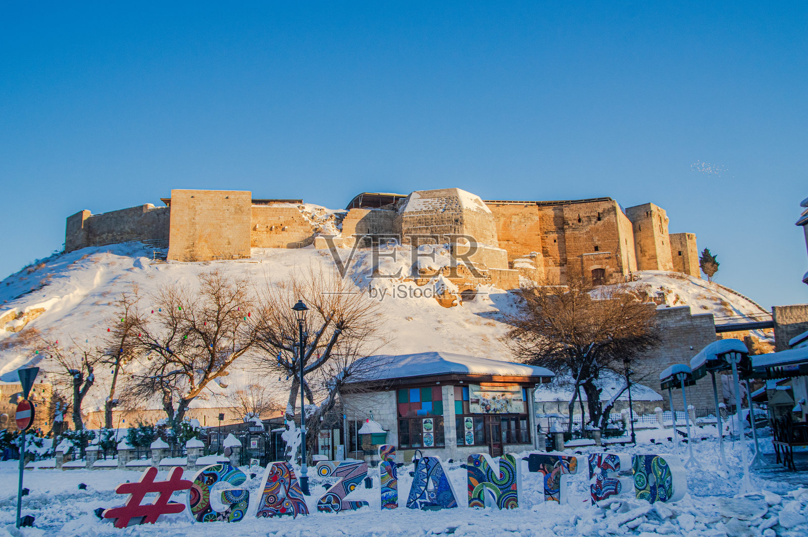 城市在大雪过后的小巷照片摄影图片