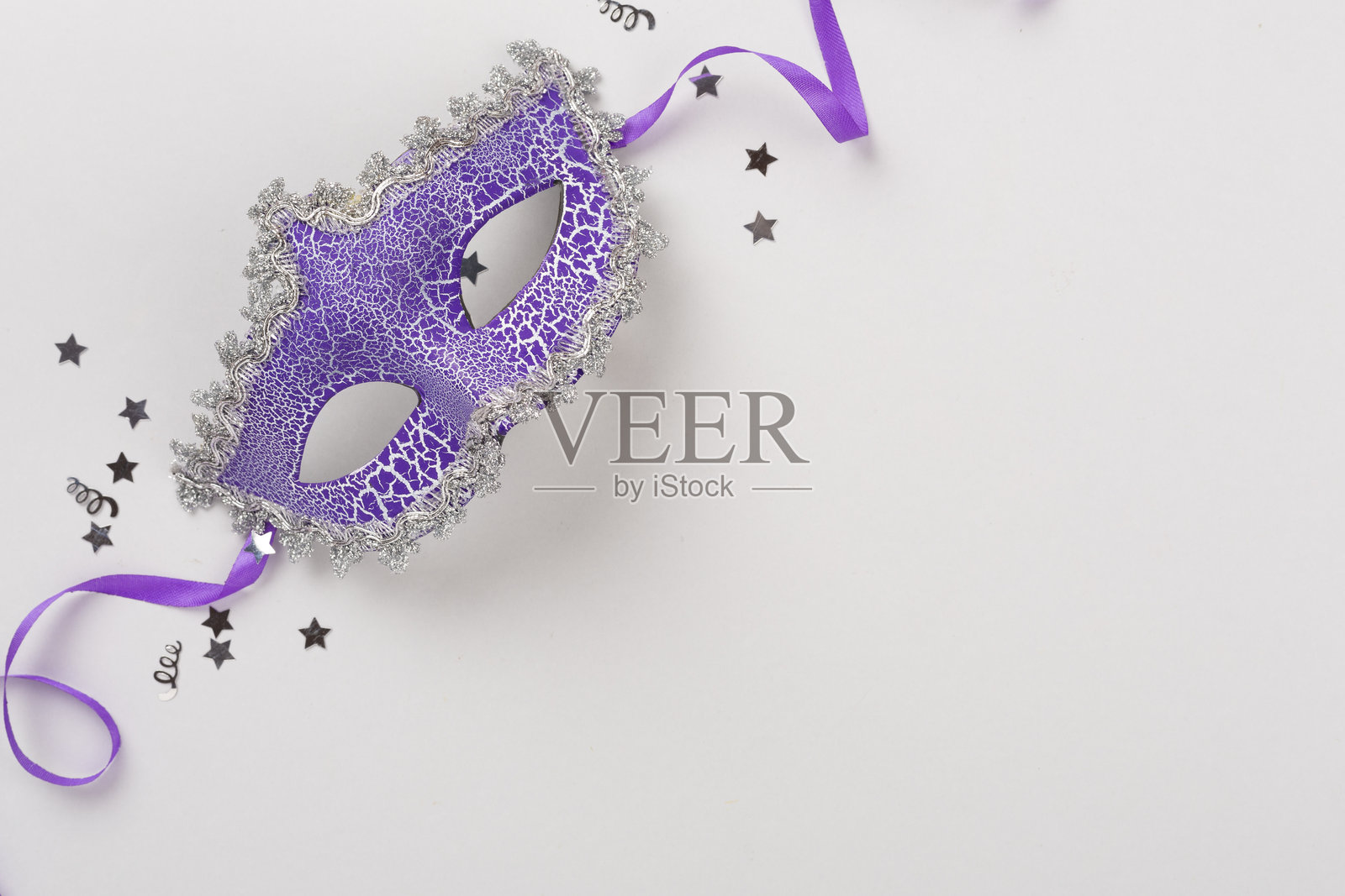 明亮的嘉年华面具与五彩纸屑在彩色背景上，俯视图照片摄影图片