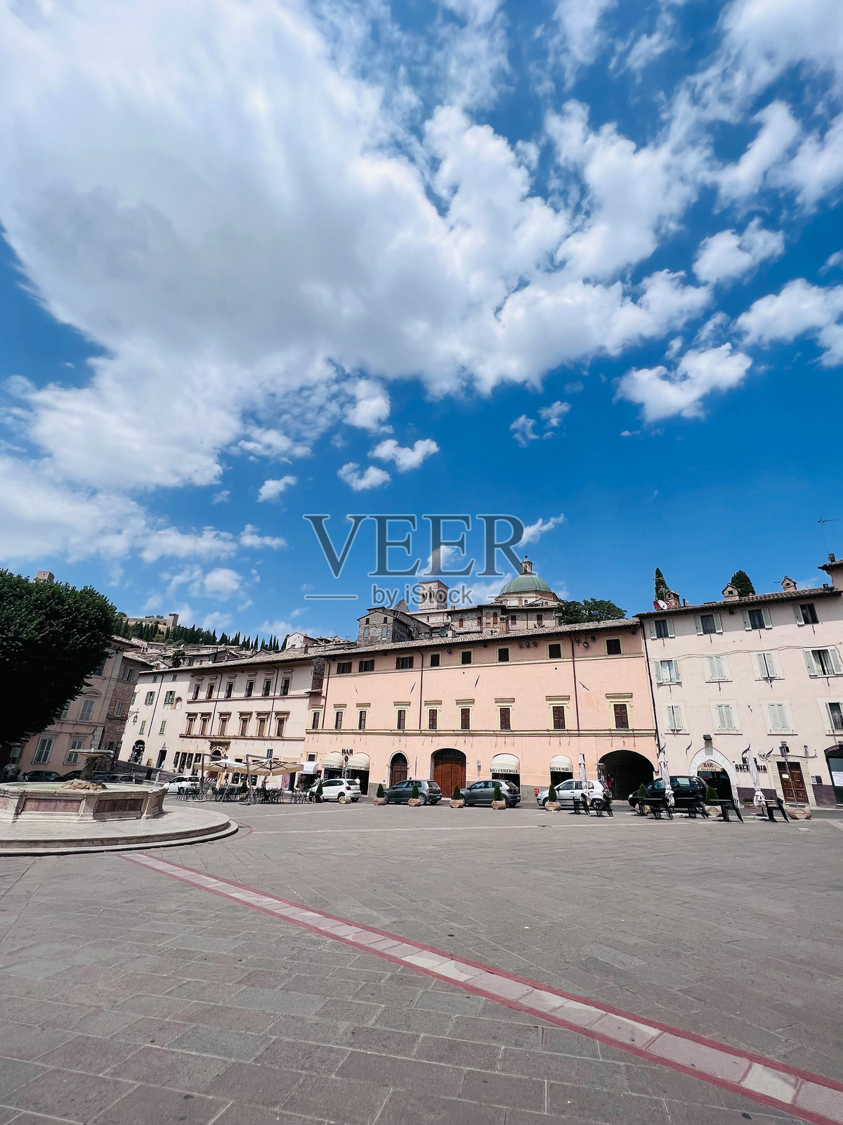 意大利历史名镇的美丽景色，映衬在绚丽的天空下。阿西西，意大利。照片摄影图片