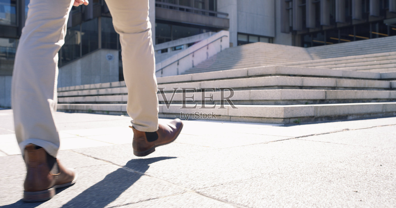 城市中商务人士的步行、鞋子和脚步，适用于商业房地产、企业物业开发和通勤。城市冒险，特写镜头，适合公司房源的户外旅行。照片摄影图片