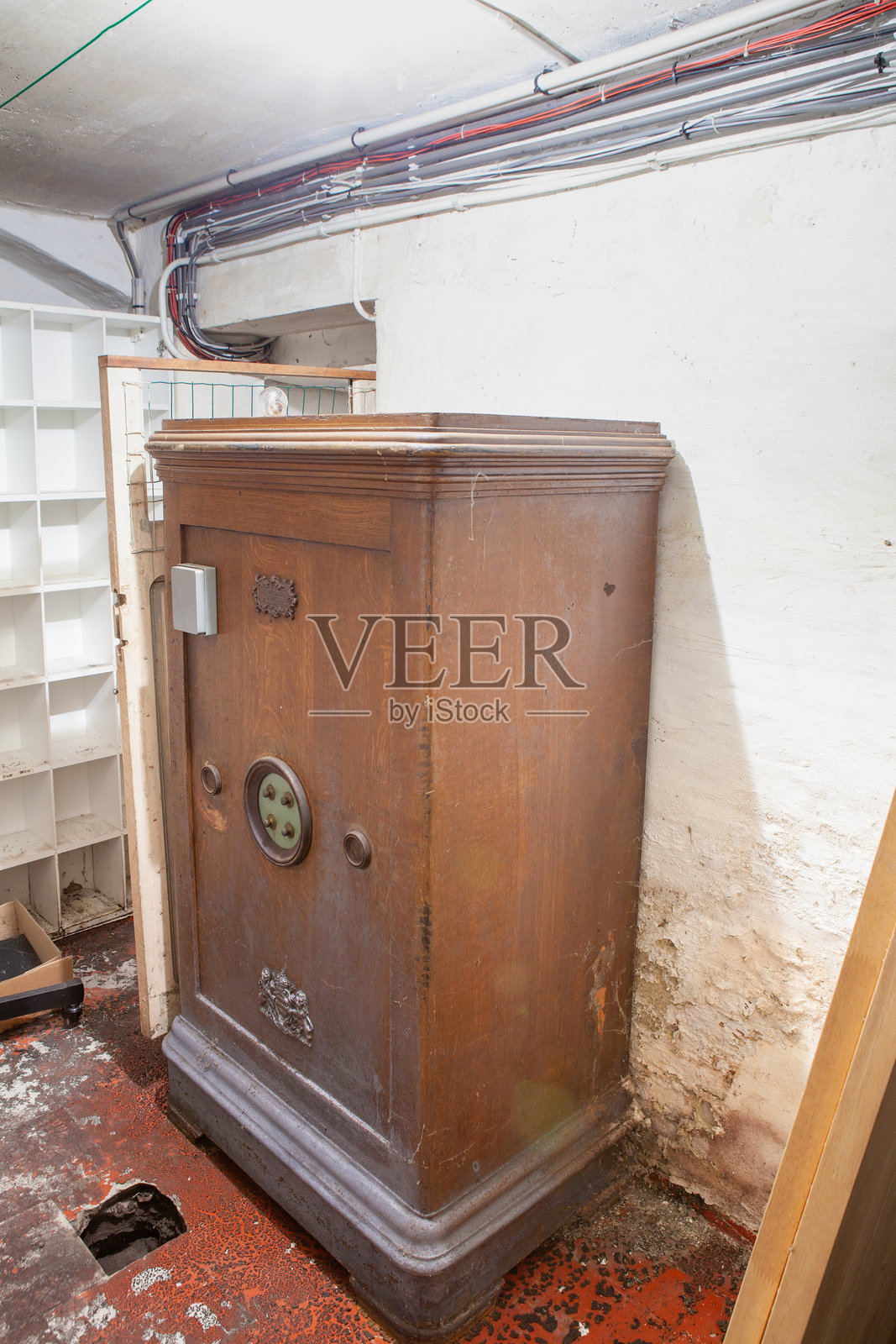 地下室里的旧木制钱箱照片摄影图片