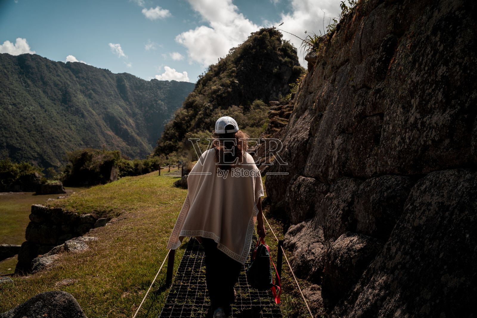 在晴朗的天空下徒步山间小径照片摄影图片