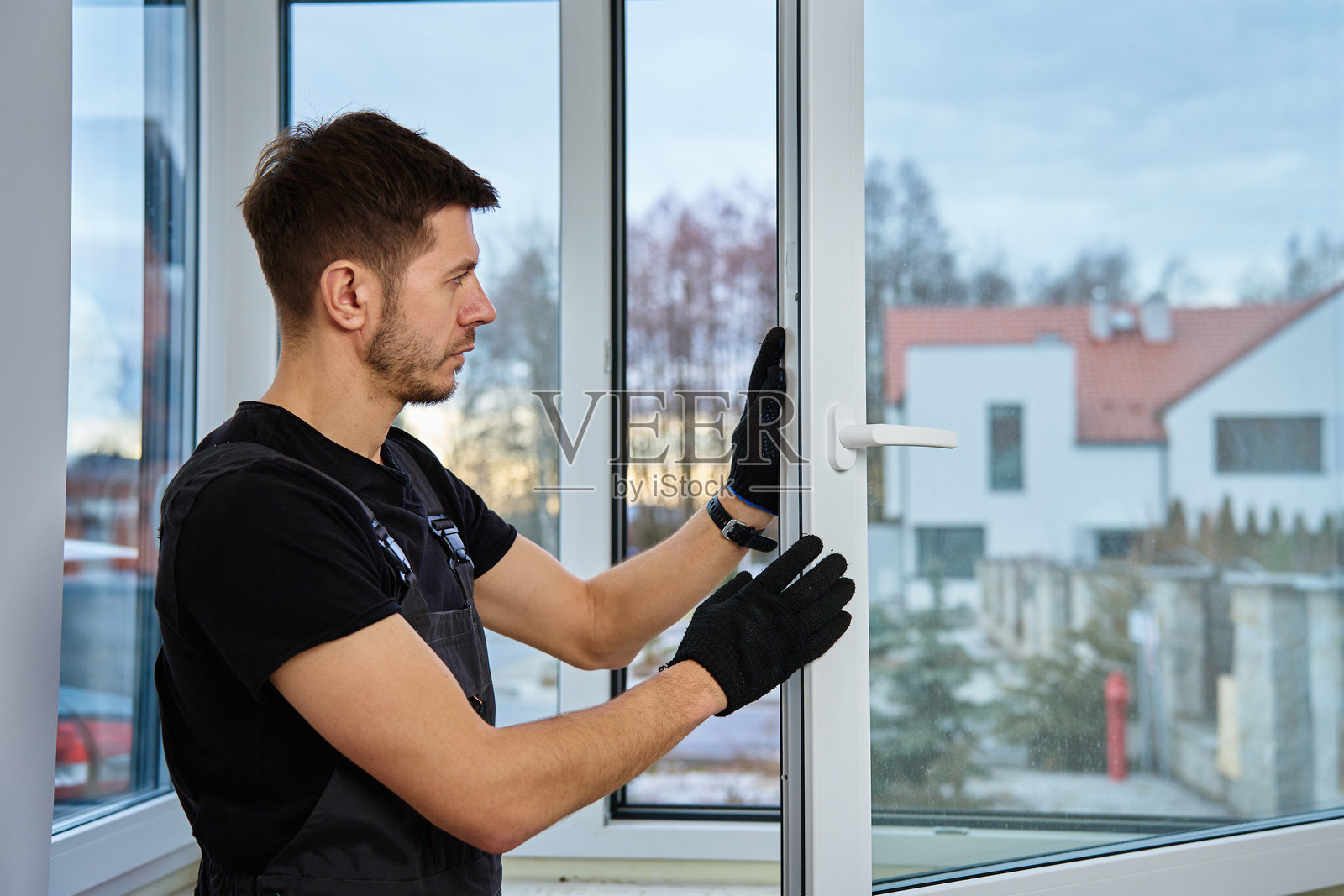 建筑工人在房子里安装新的PVC窗户照片摄影图片