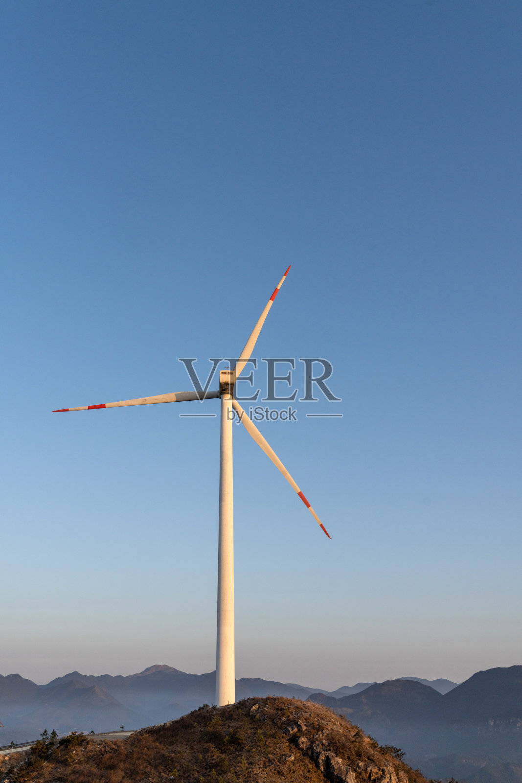 日出时风力发电机的特写镜头照片摄影图片