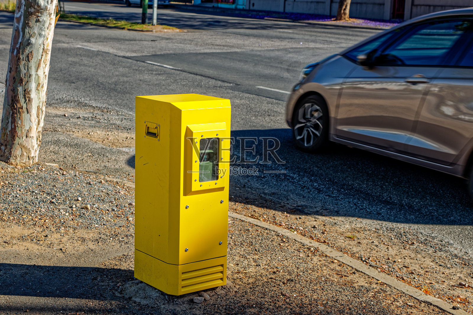 交通摄像头拍摄到一辆超速行驶的车辆照片摄影图片