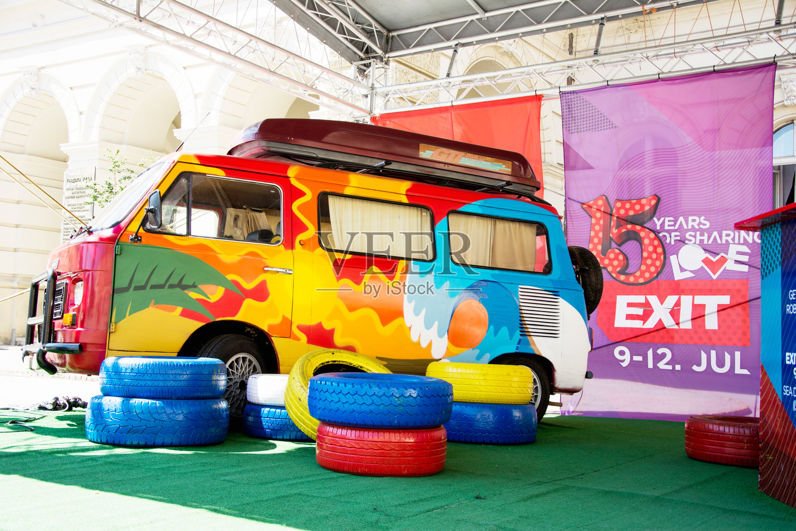 2015年诺维萨德EXIT音乐节的五彩缤纷复古面包车照片摄影图片