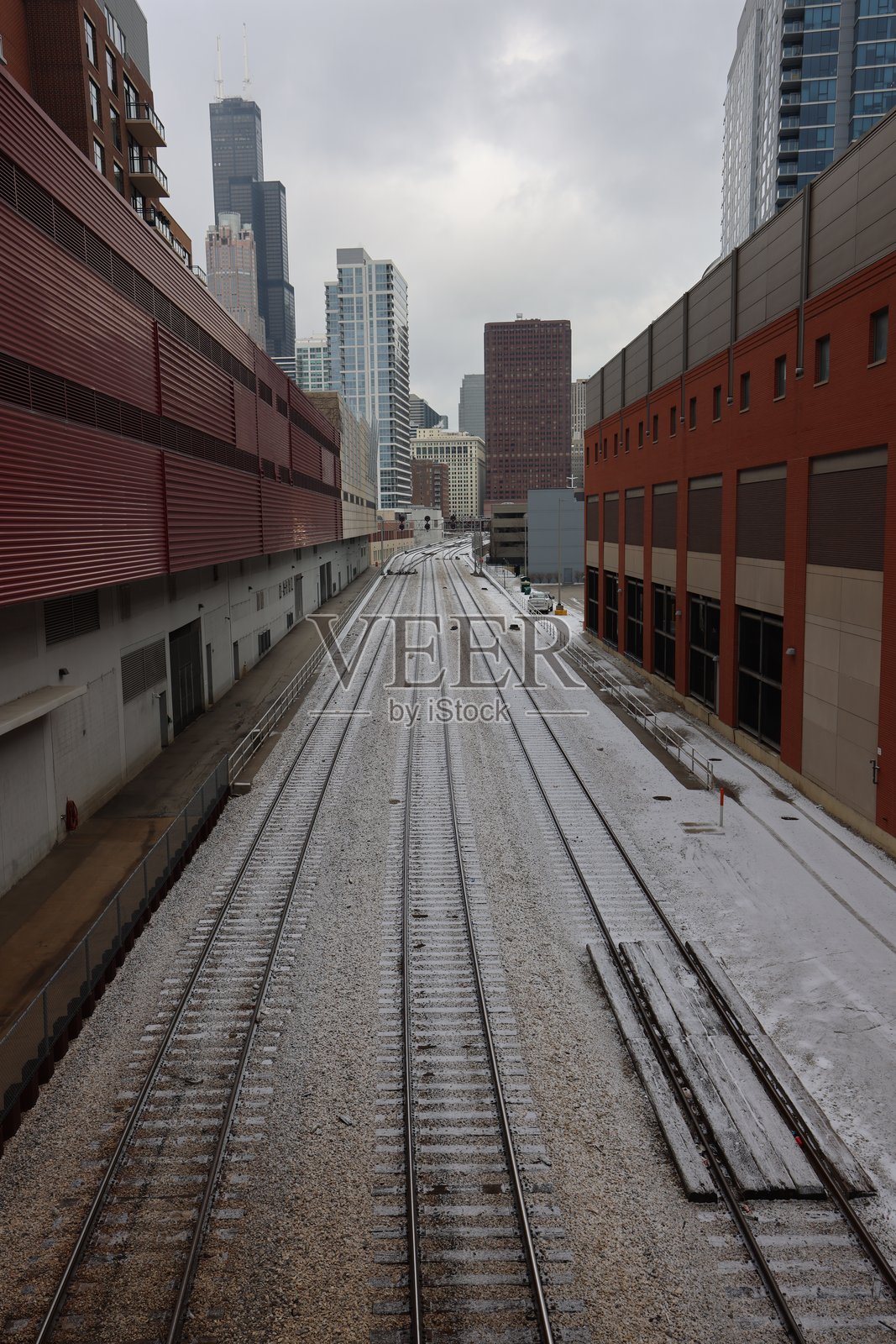 雪-covered轨迹通向芝加哥照片摄影图片