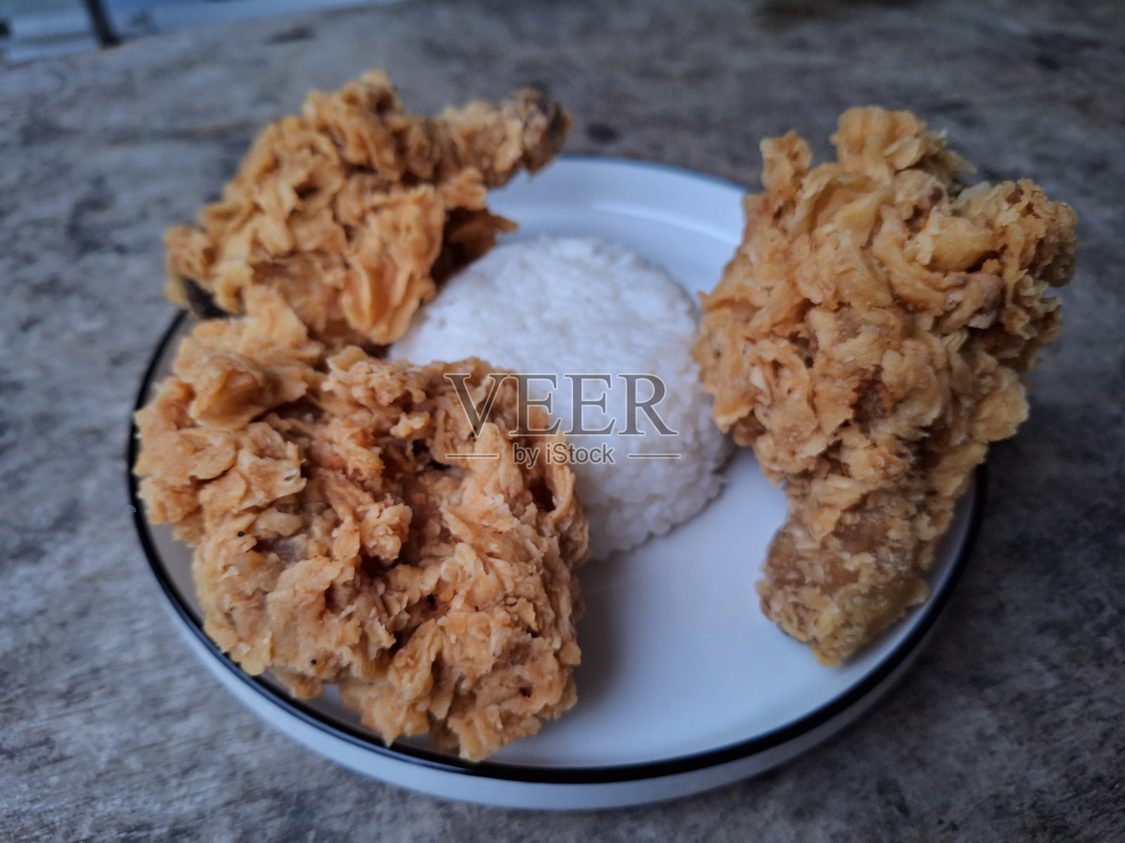 香脆炸鸡胸肉和鸡腿配米饭的盘子。菜单。照片摄影图片