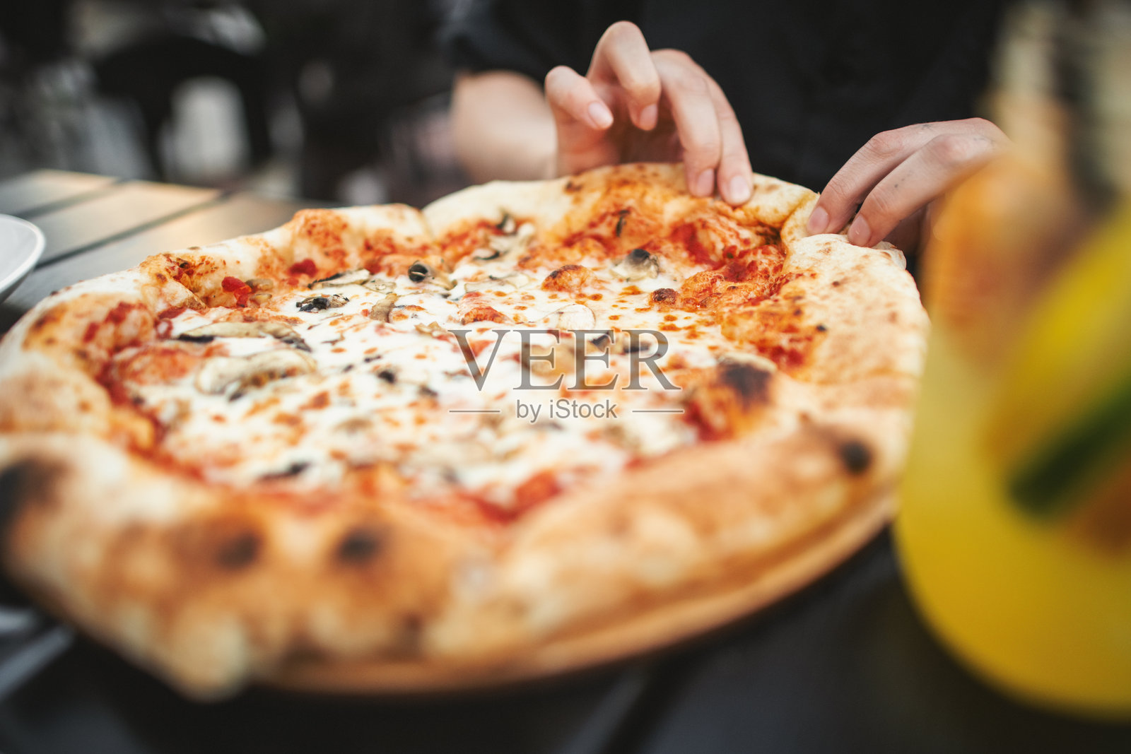 咖啡馆里的比萨和鸡尾酒照片摄影图片