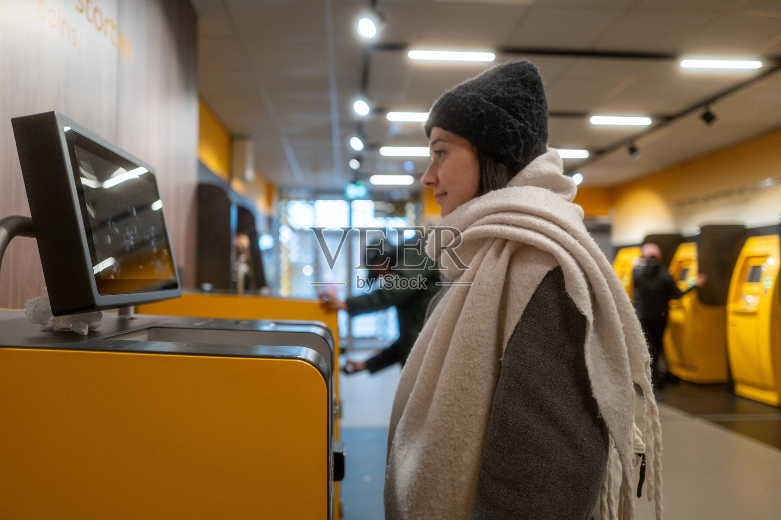 顾客在超市自助结账机付款购买杂货照片摄影图片